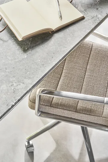 Vipp453+ Swivel kontorsstol med hjul - Pol. aluminium-dark sand - Vipp