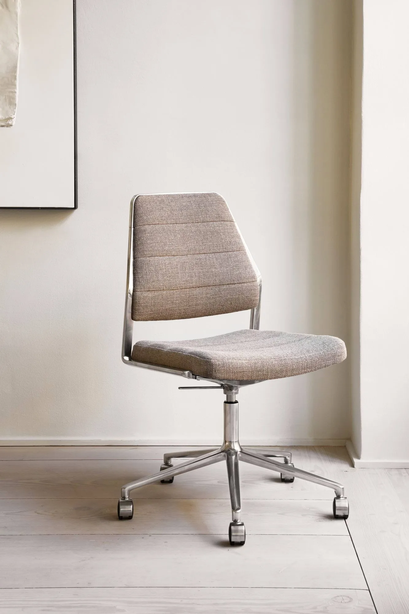 Vipp454+ Swivel chair kontorsstol med hjul, Wavy-polished aluminium Vipp