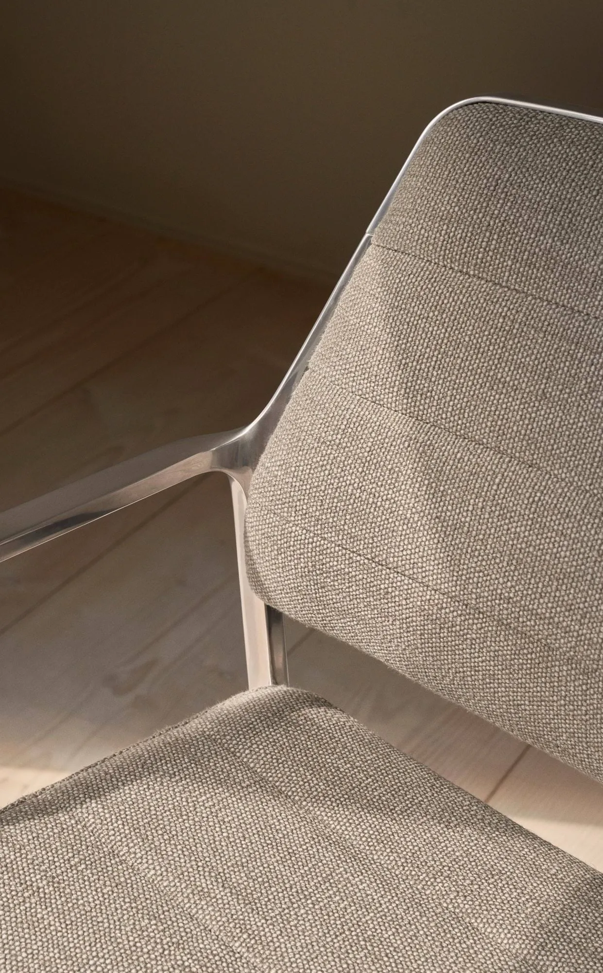 Vipp455 Swivel chair kontorsstol med hjul, Tide dark sand-polished aluminium Vipp