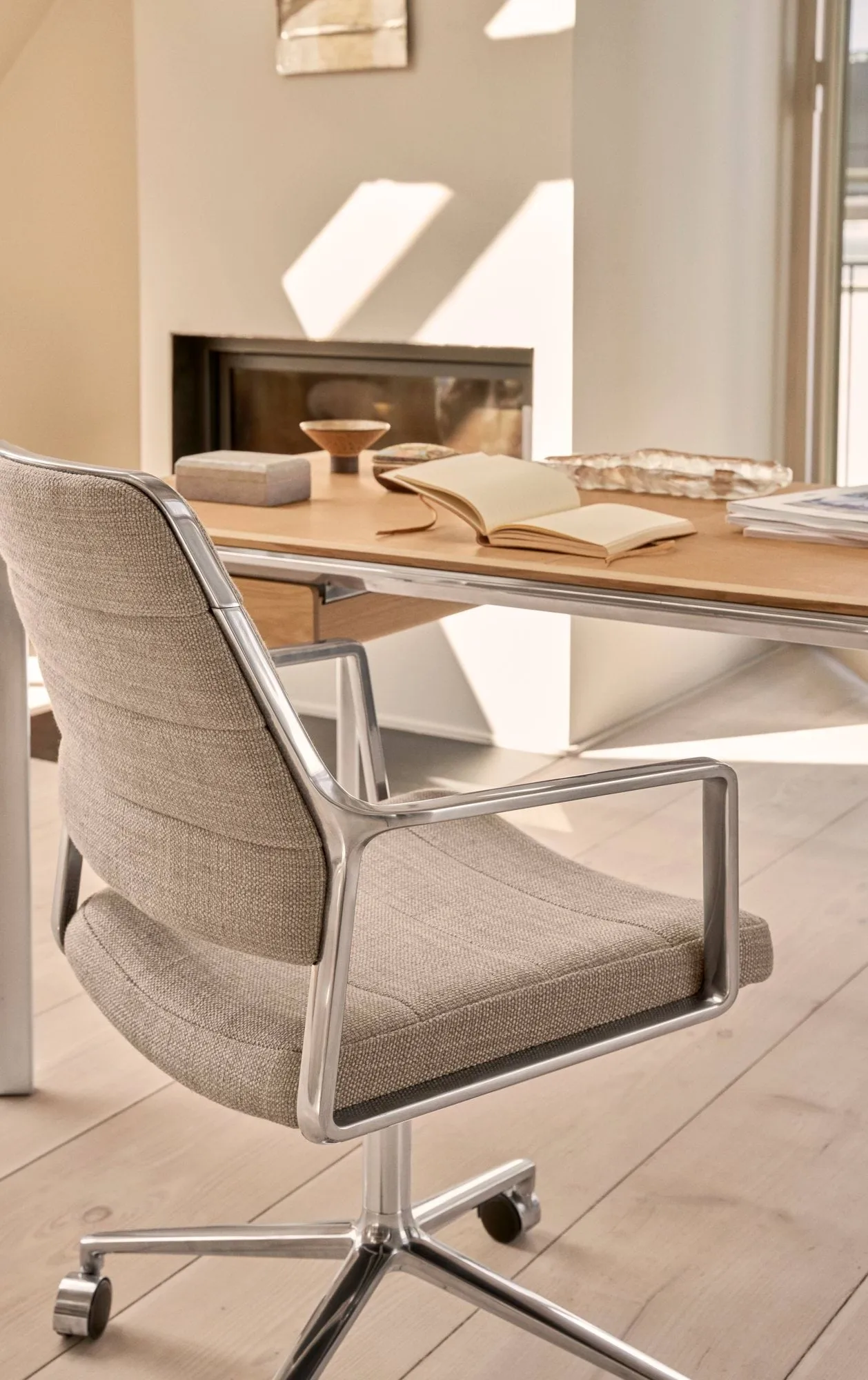 Vipp455 Swivel chair kontorsstol med hjul, Tide dark sand-polished aluminium Vipp