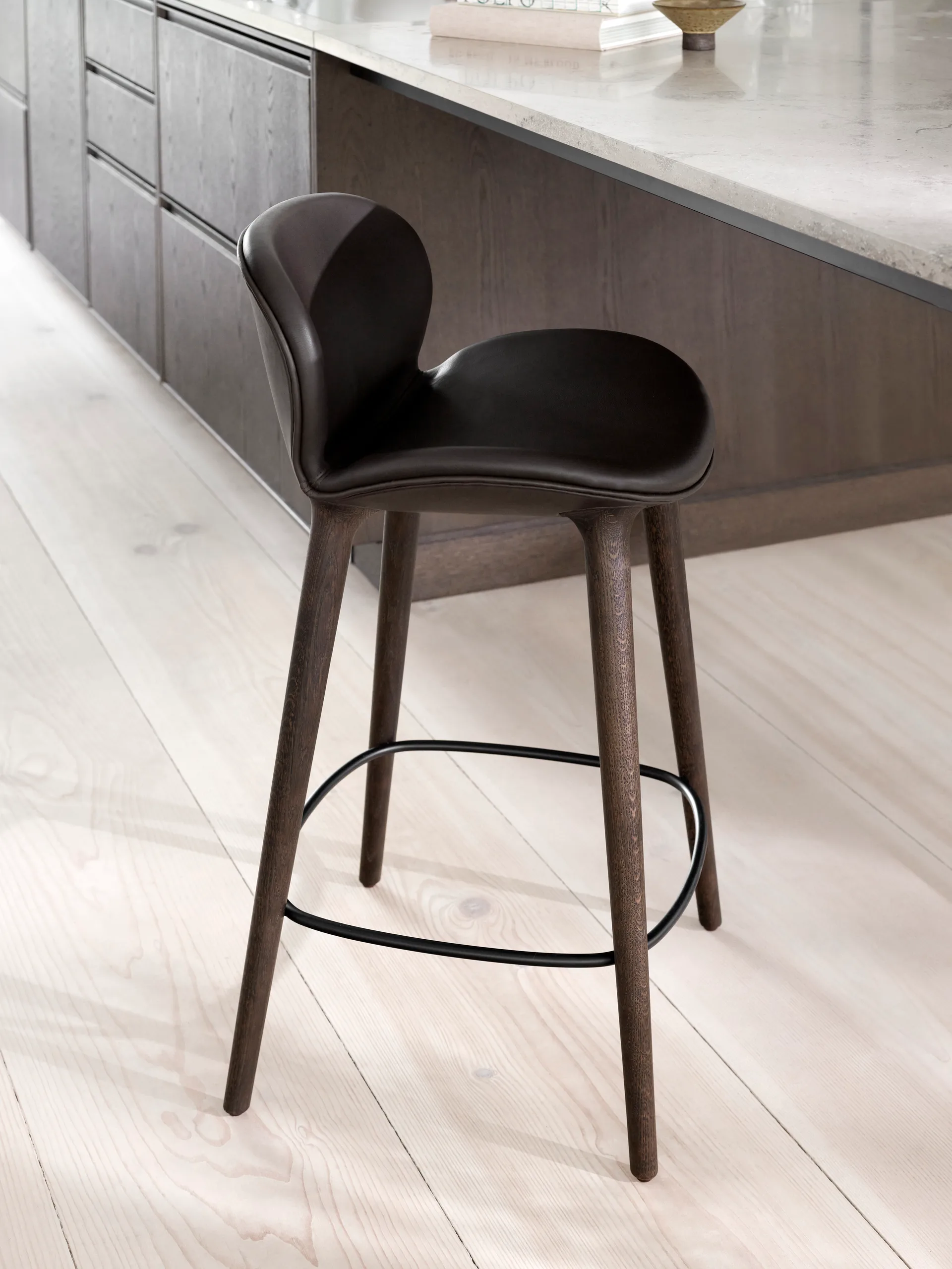 Vipp465 Lodge barstol, Dark oak-dark brown leather Vipp