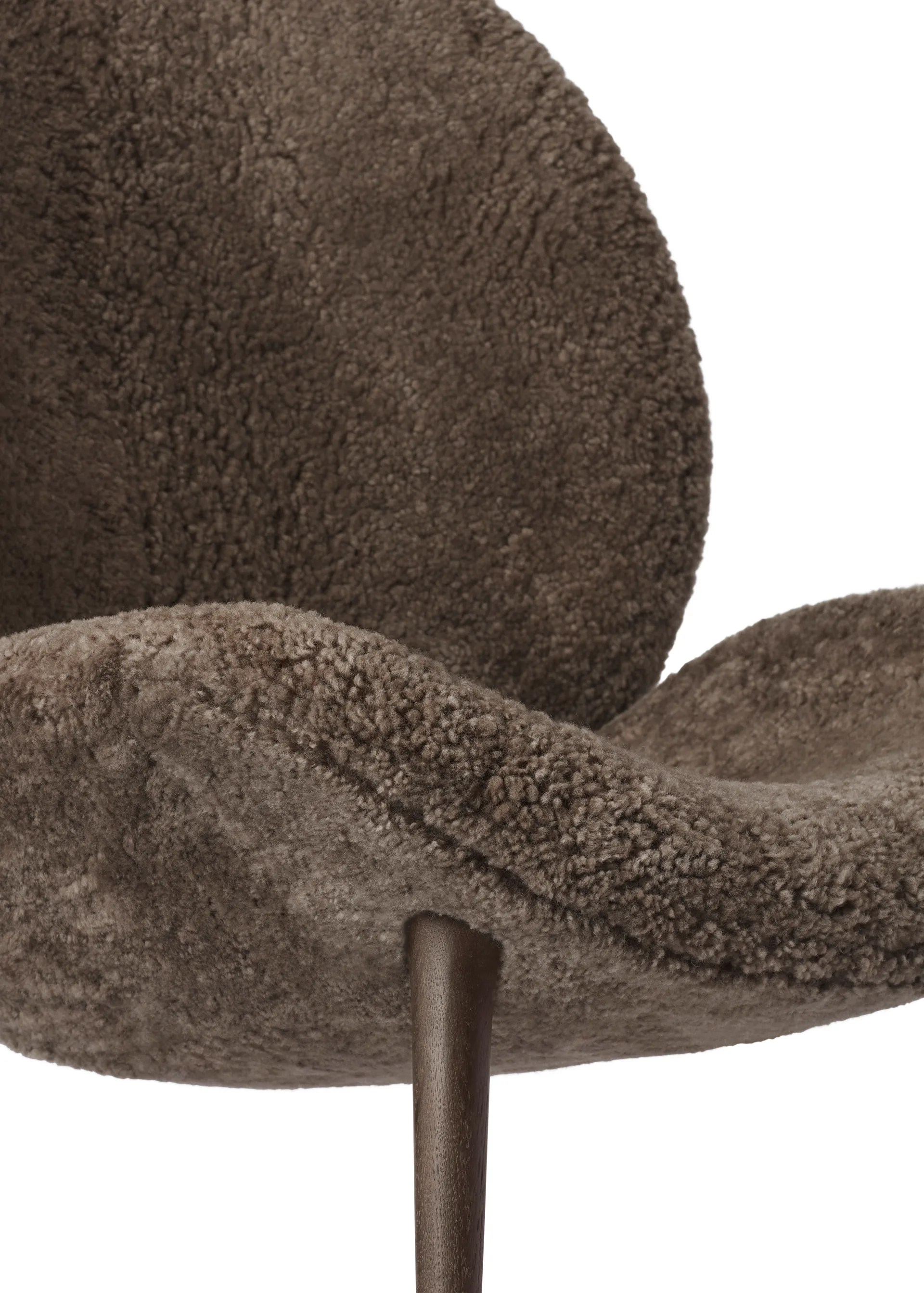 Vipp469 Lodge loungefåtölj low back, Curly 07 umber-dark oak Vipp
