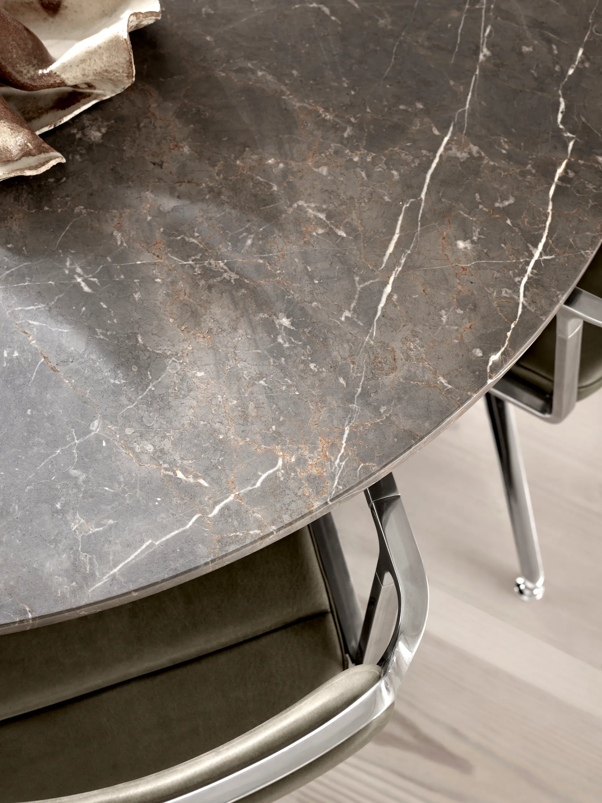 Vipp494 Cabin matbord Ø130 cm, Grey marble-light oak Vipp