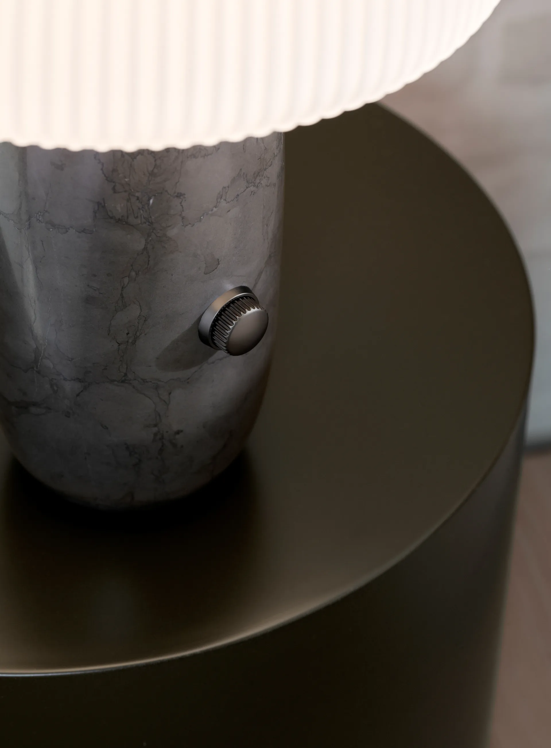 Vipp591 Sculpture bordslampa liten 39 cm, Grey marble Vipp