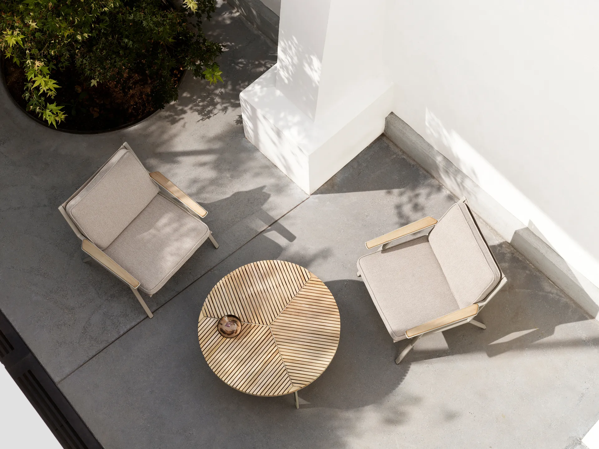 Vipp716 Open-Air soffbord Ø90 cm, Teak- grey Vipp