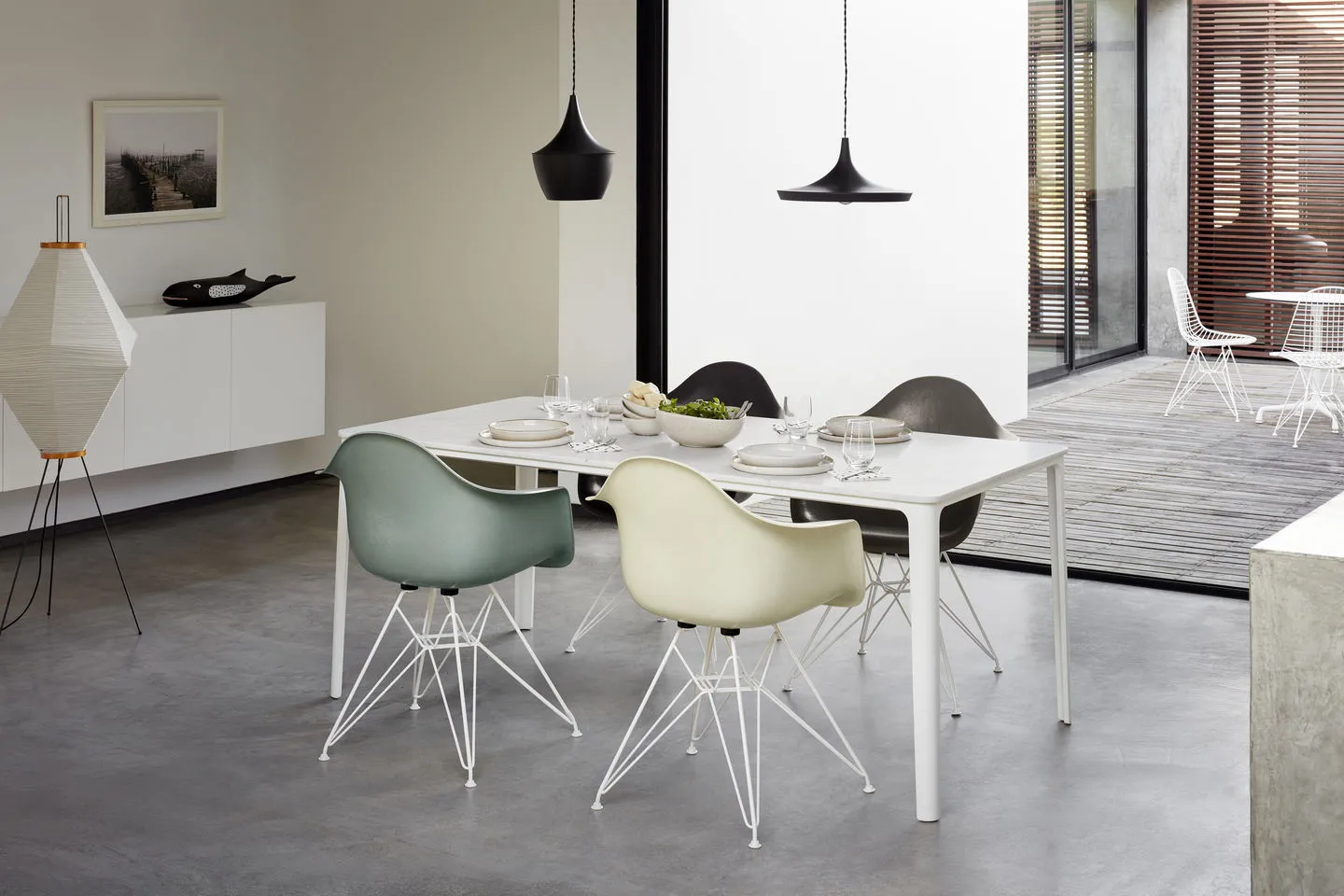 Eames fiberglass armchair DAR karmstol, Parchment-Chrome Vitra
