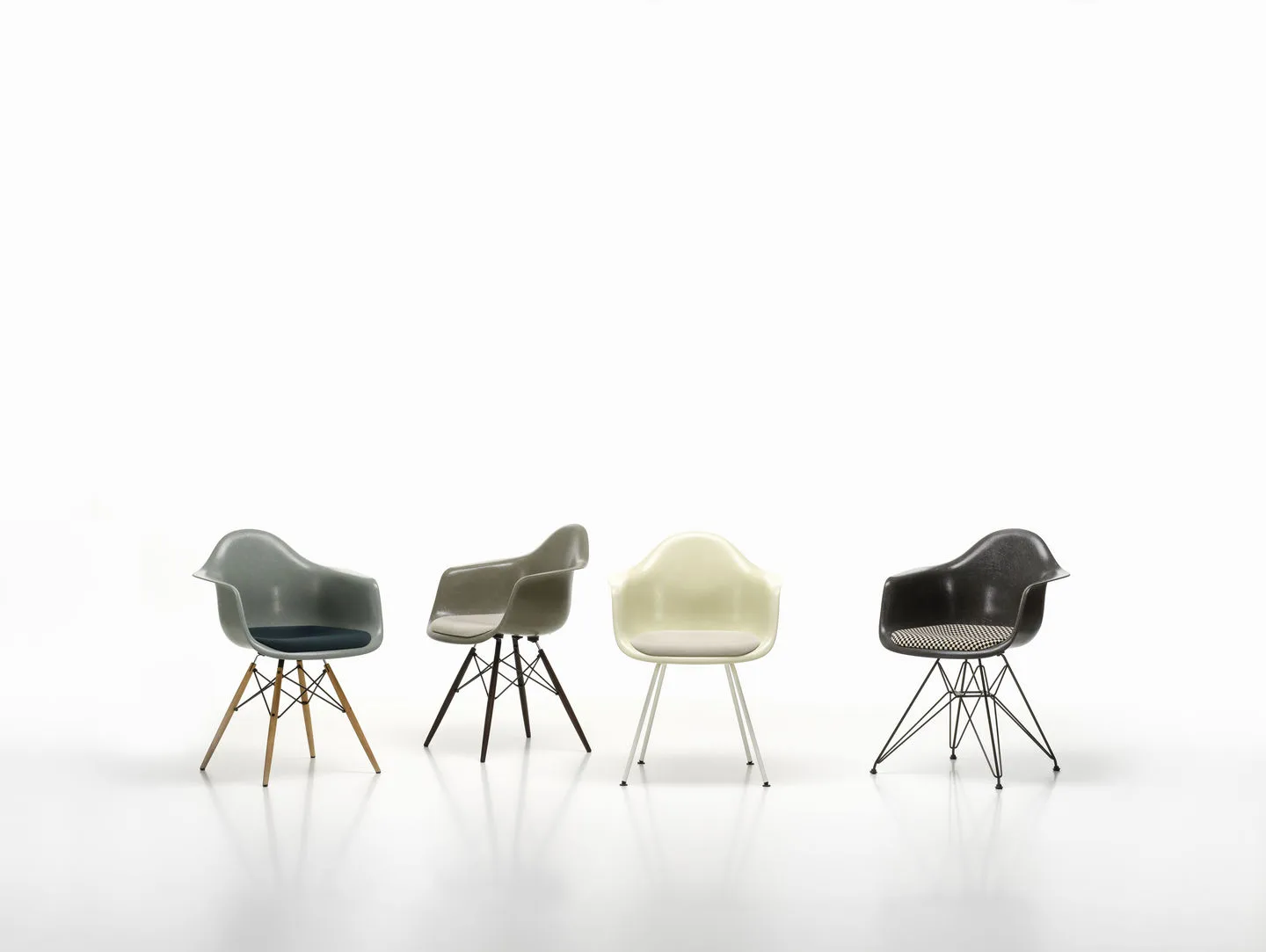 Eames fiberglass armchair DAR stol klädd sits, Checkered-Elephant grey-Svart Vitra