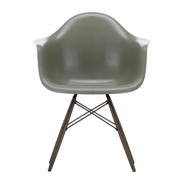 Eames Fiberglass Armchair DAW karmstol - raw umber, brunbetsade lönnben - Vitra