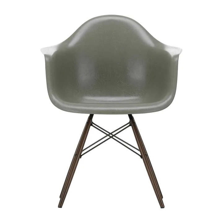 Eames Fiberglass Armchair DAW karmstol - raw umber, brunbetsade lönnben - Vitra