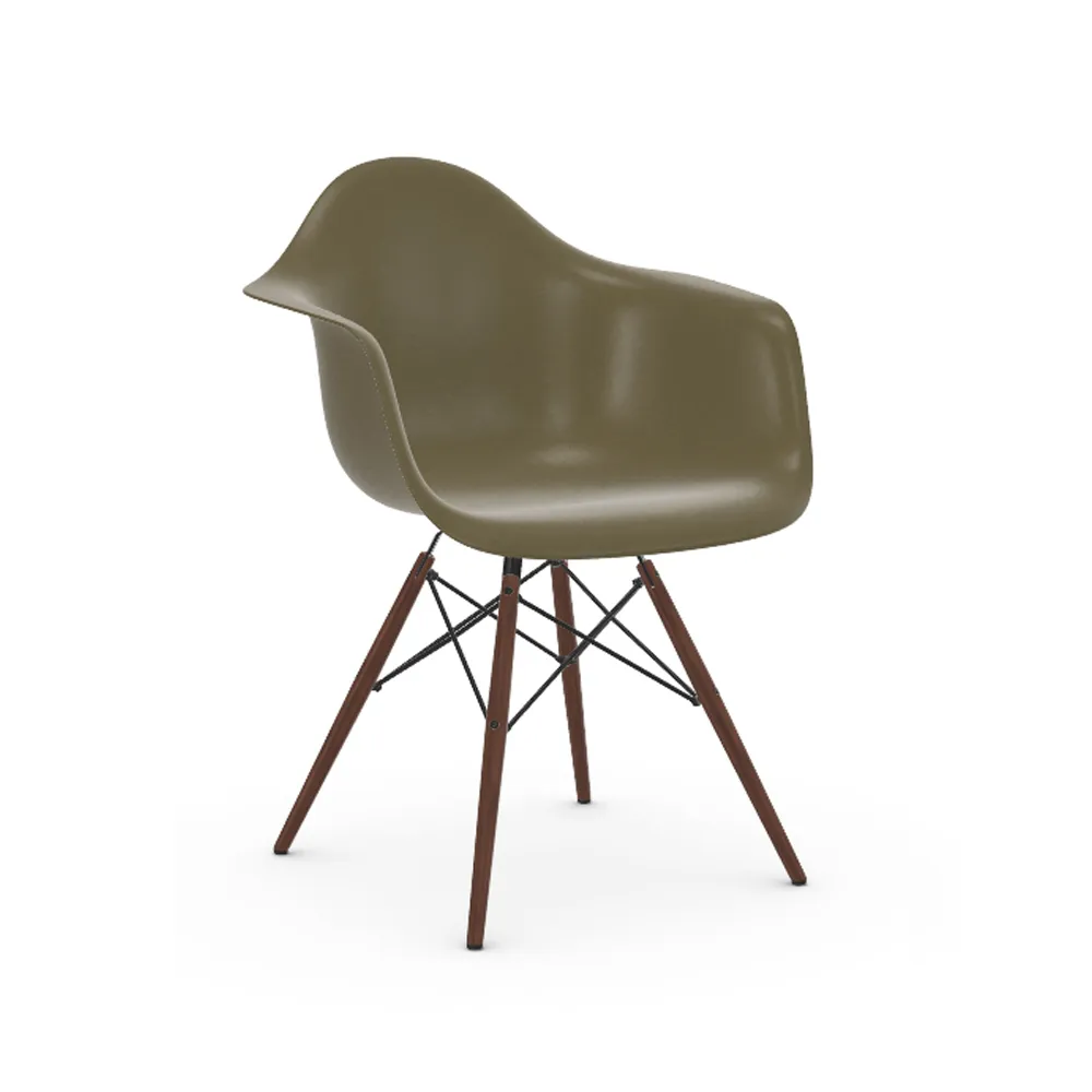 Eames Fiberglass Armchair DAW karmstol, raw umber, brunbetsade lönnben Vitra