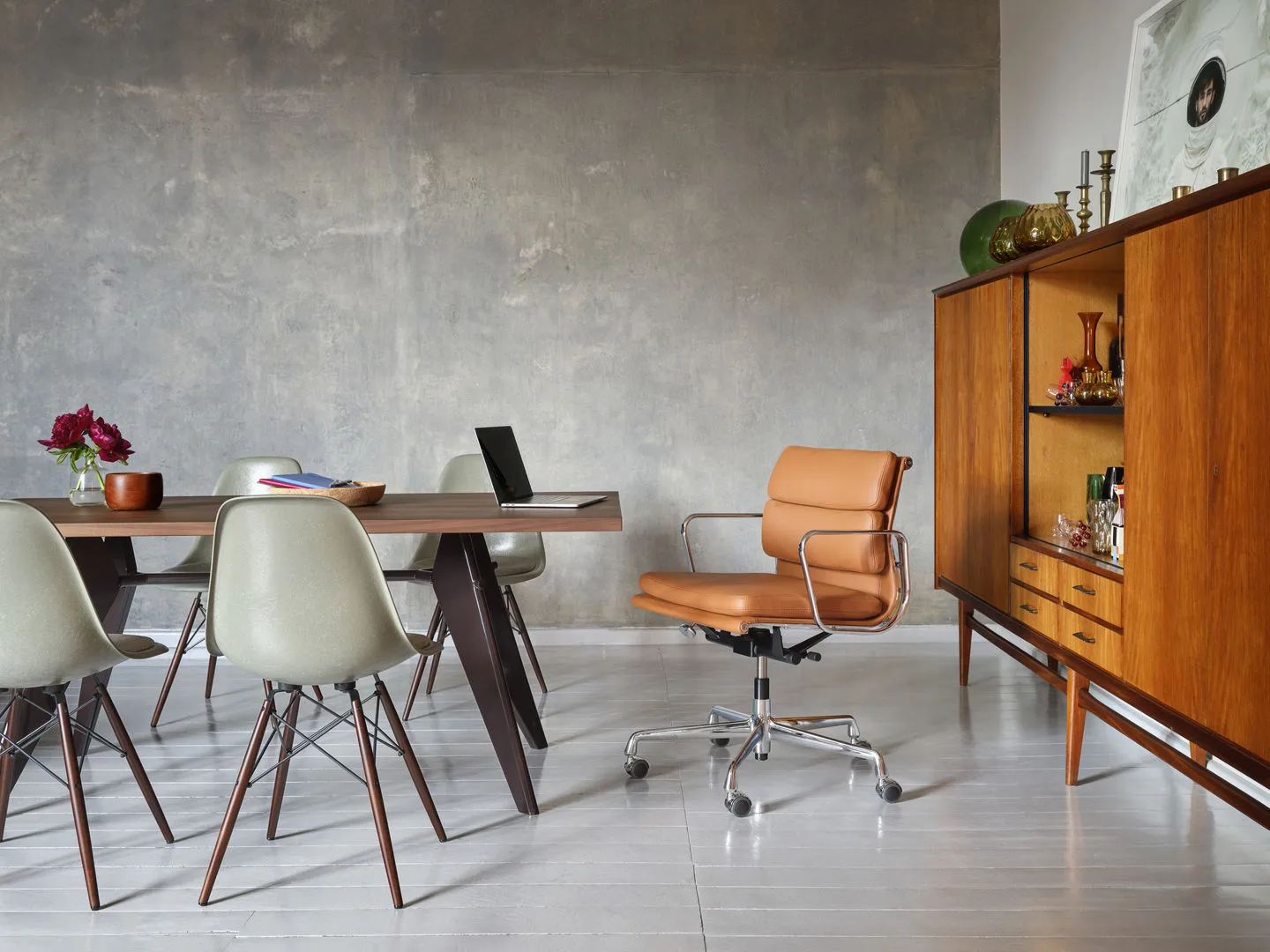 Eames Fiberglass Chairs DSW stol, classic red, brunbetsade lönnben Vitra