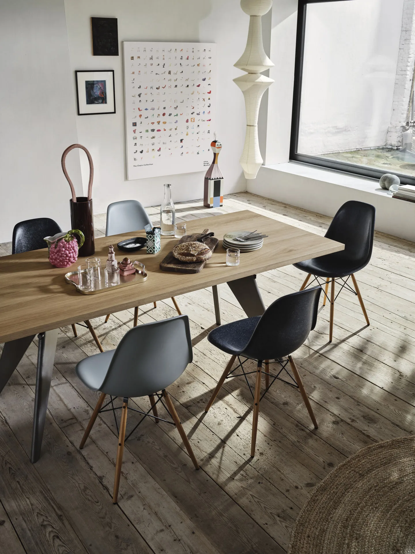 Eames Fiberglass Chairs DSW stol, Parchment-svartbetsade lönnben Vitra