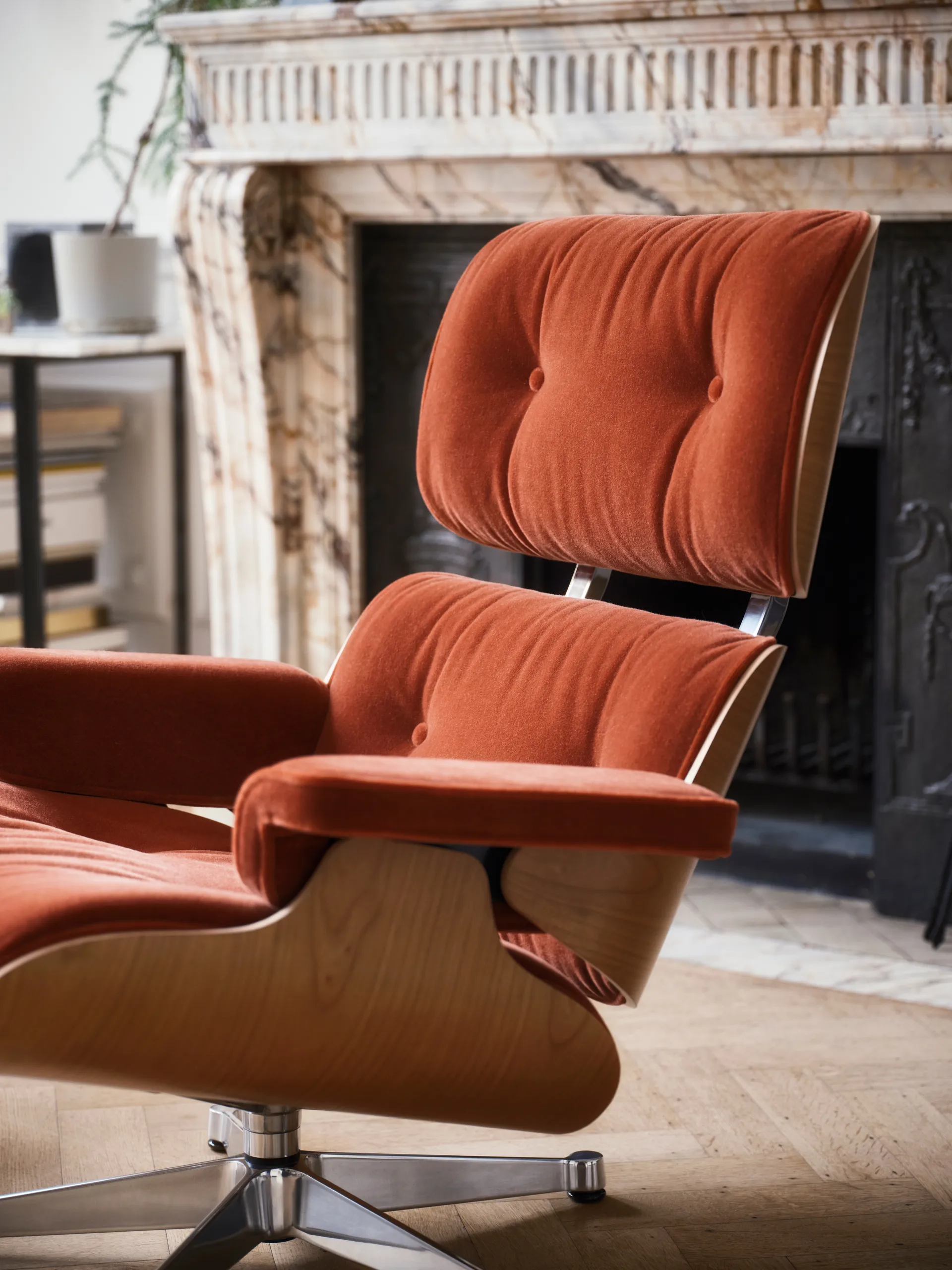 Eames Lounge Chair & Ottoman new dimensions, 07 Brandy-28 cherry natural-pol. steel Vitra