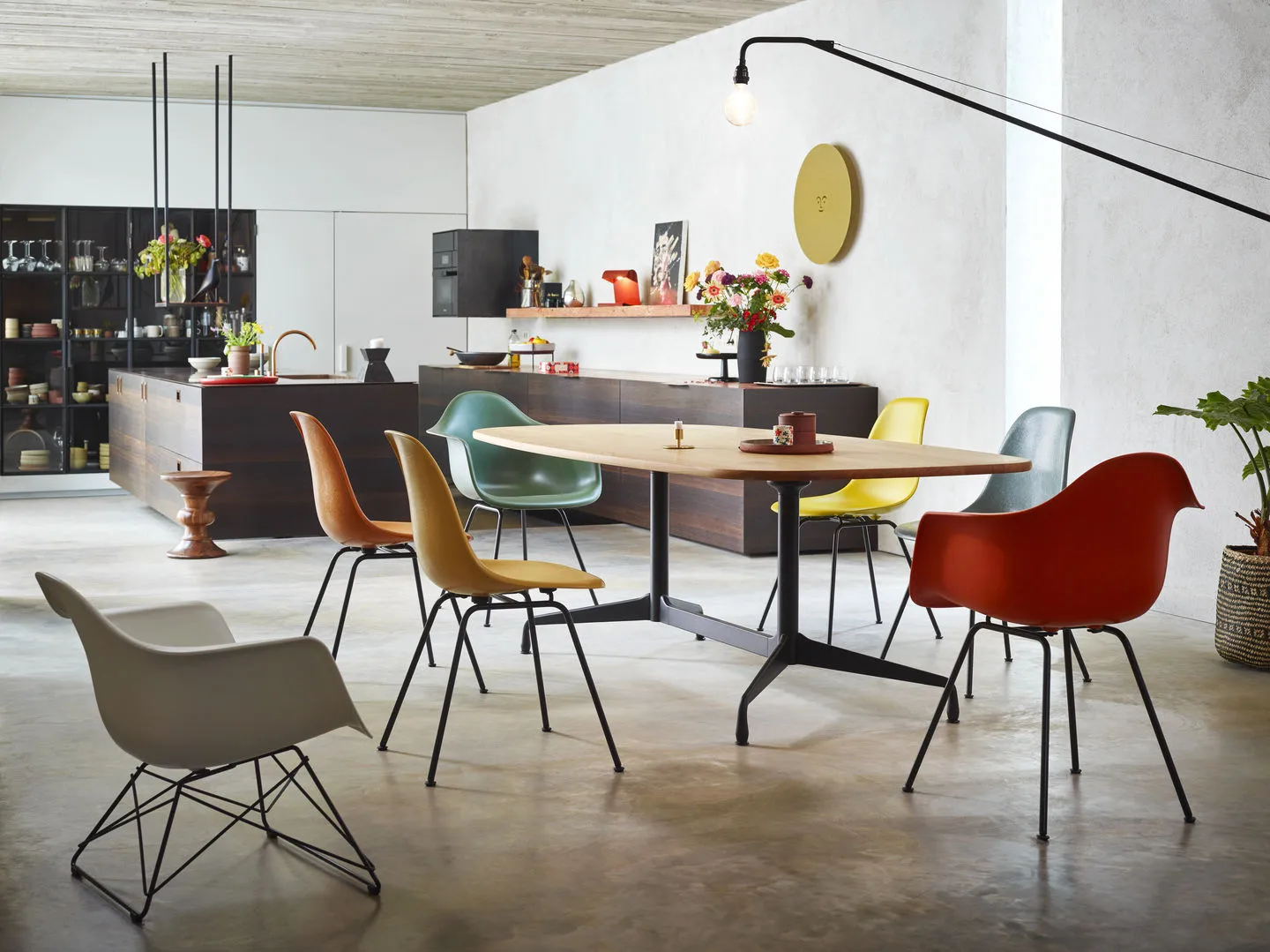 Eames plastic armchair LAR fåtölj, Sea blue-Black Vitra