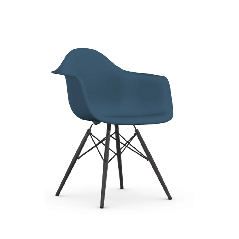 Eames Plastic Armchair RE DAW stol, 83 sea blue-black maple Vitra