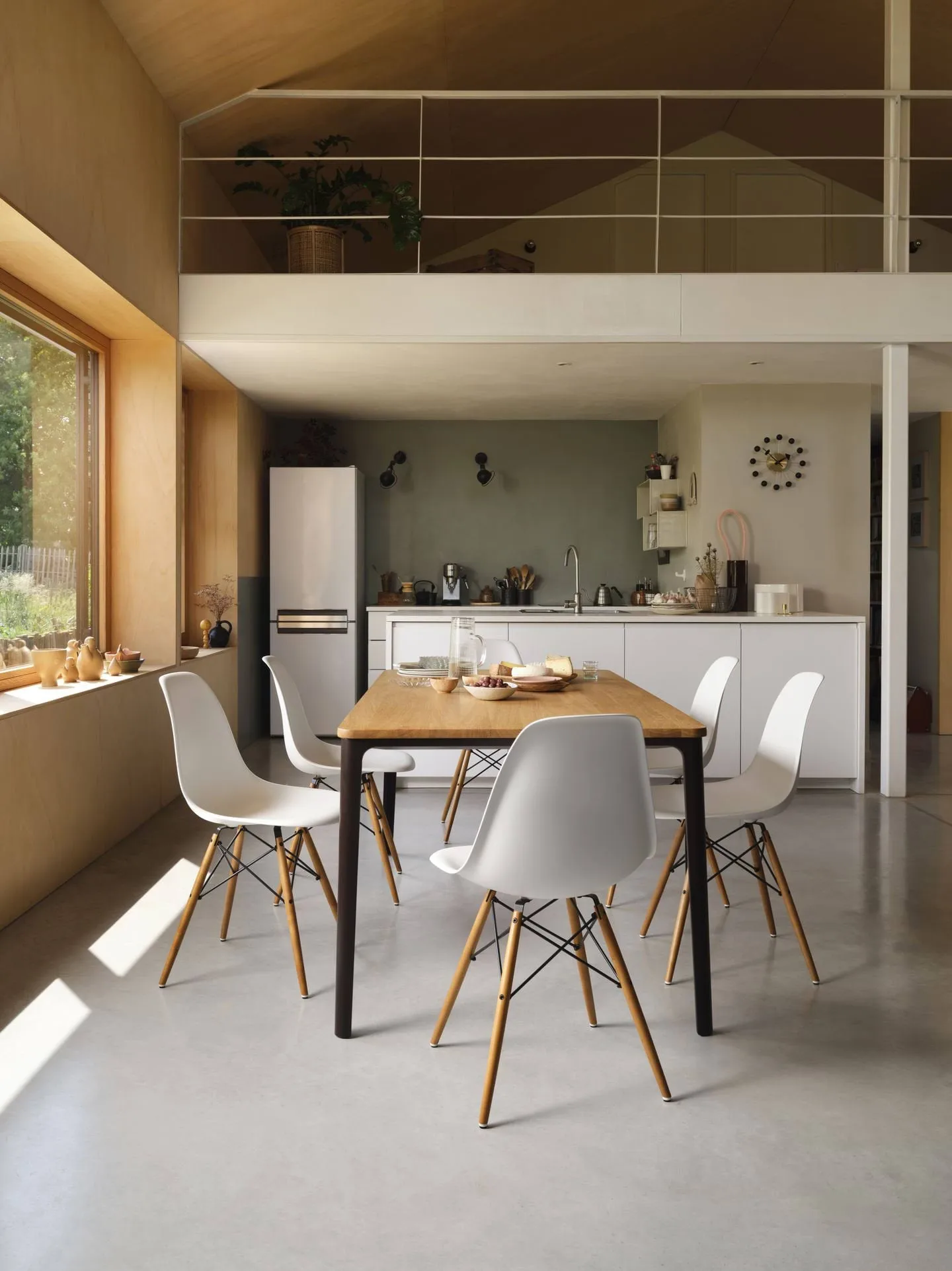 Eames Plastic Side Chair RE DSW stol, White-dark maple Vitra