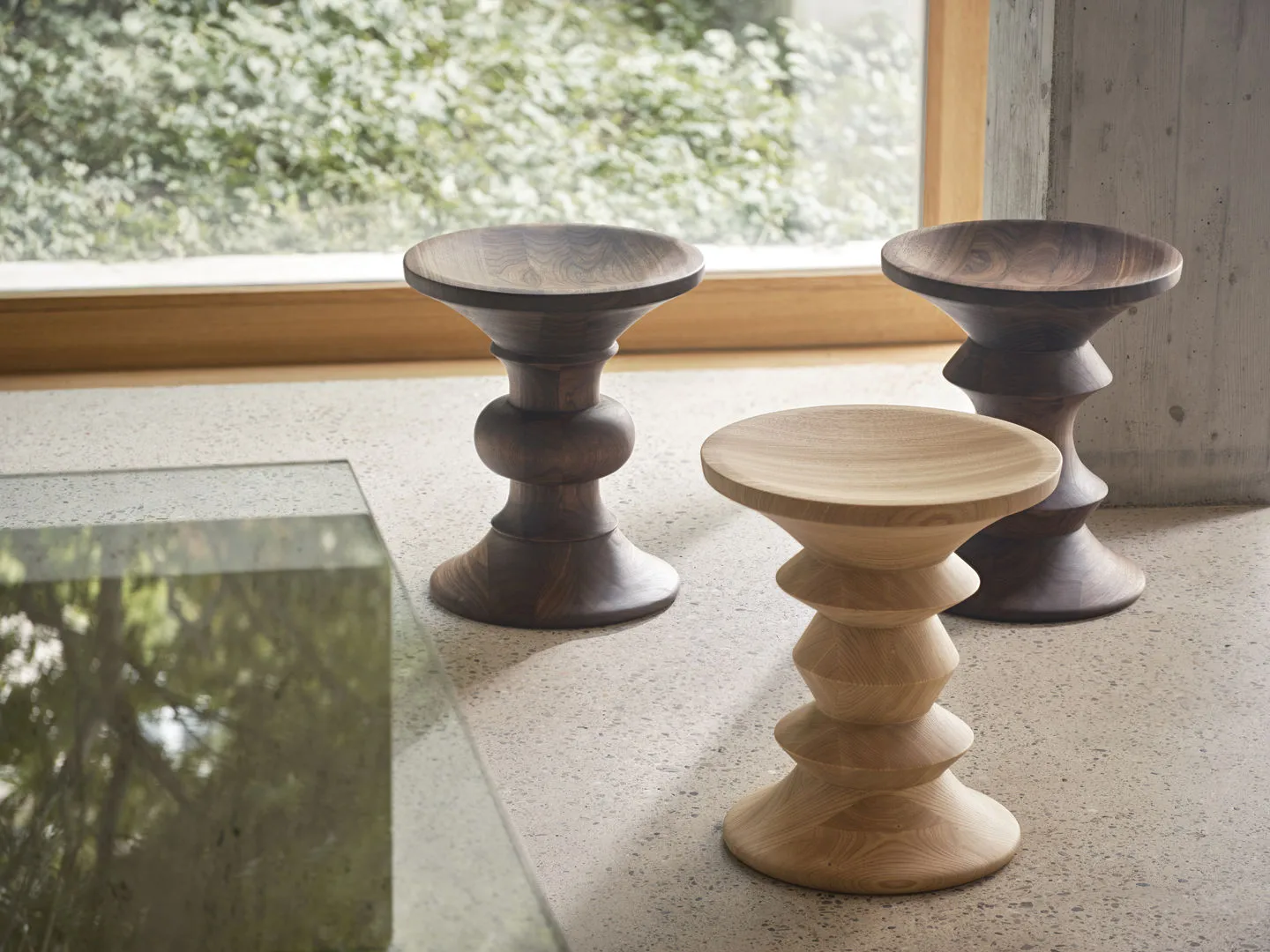 Eames Stool rund sittpall model B, Dark walnut, Ø33x38 cm Vitra