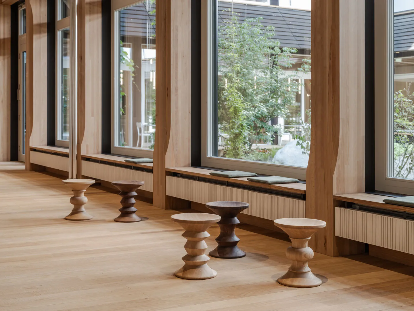 Eames Stool sittpall model C, Dark walnut Vitra