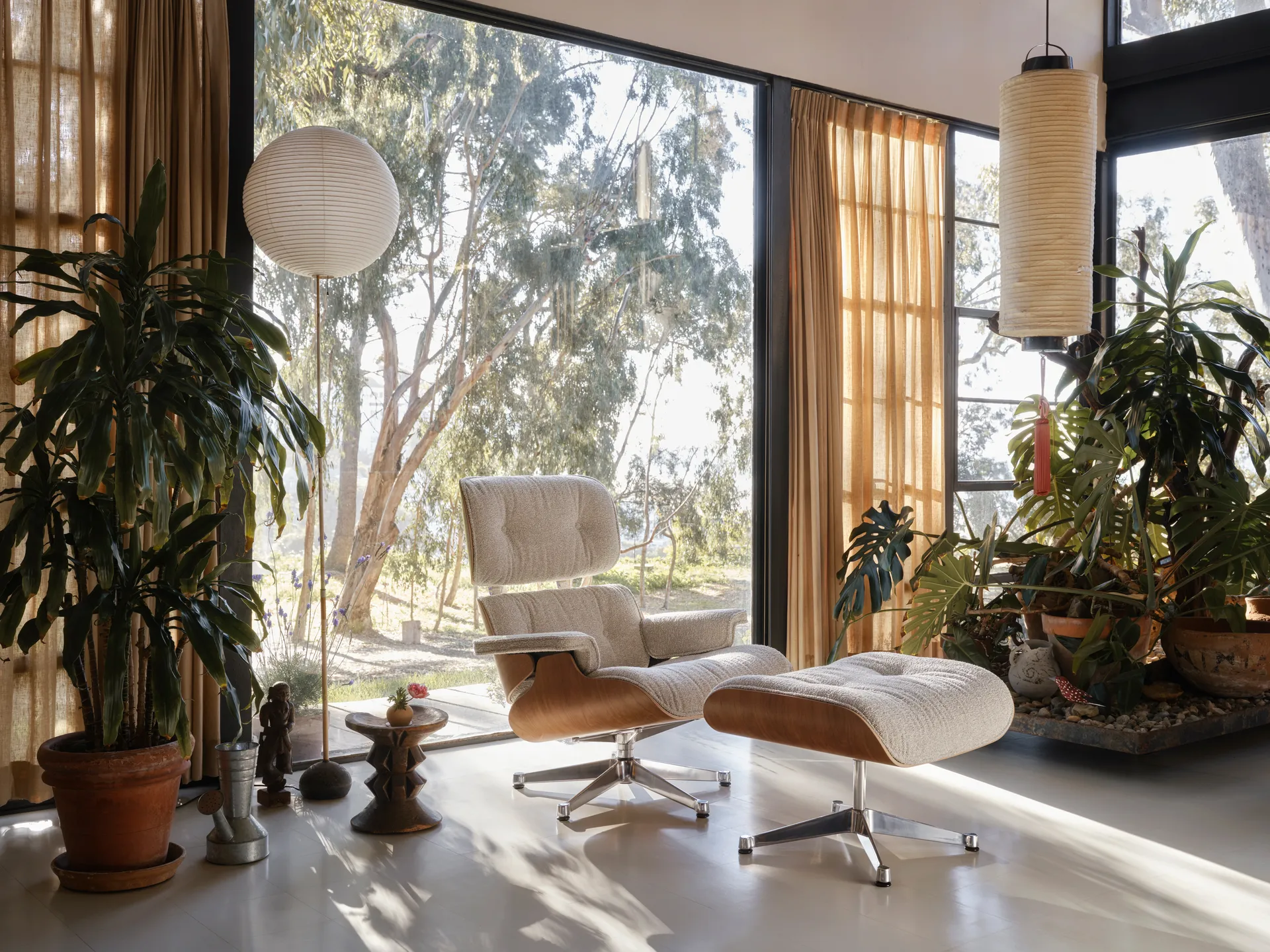 Lounge Chair Ottoman fotpall tyg polerat krom, Cream/sand-american cherry Vitra