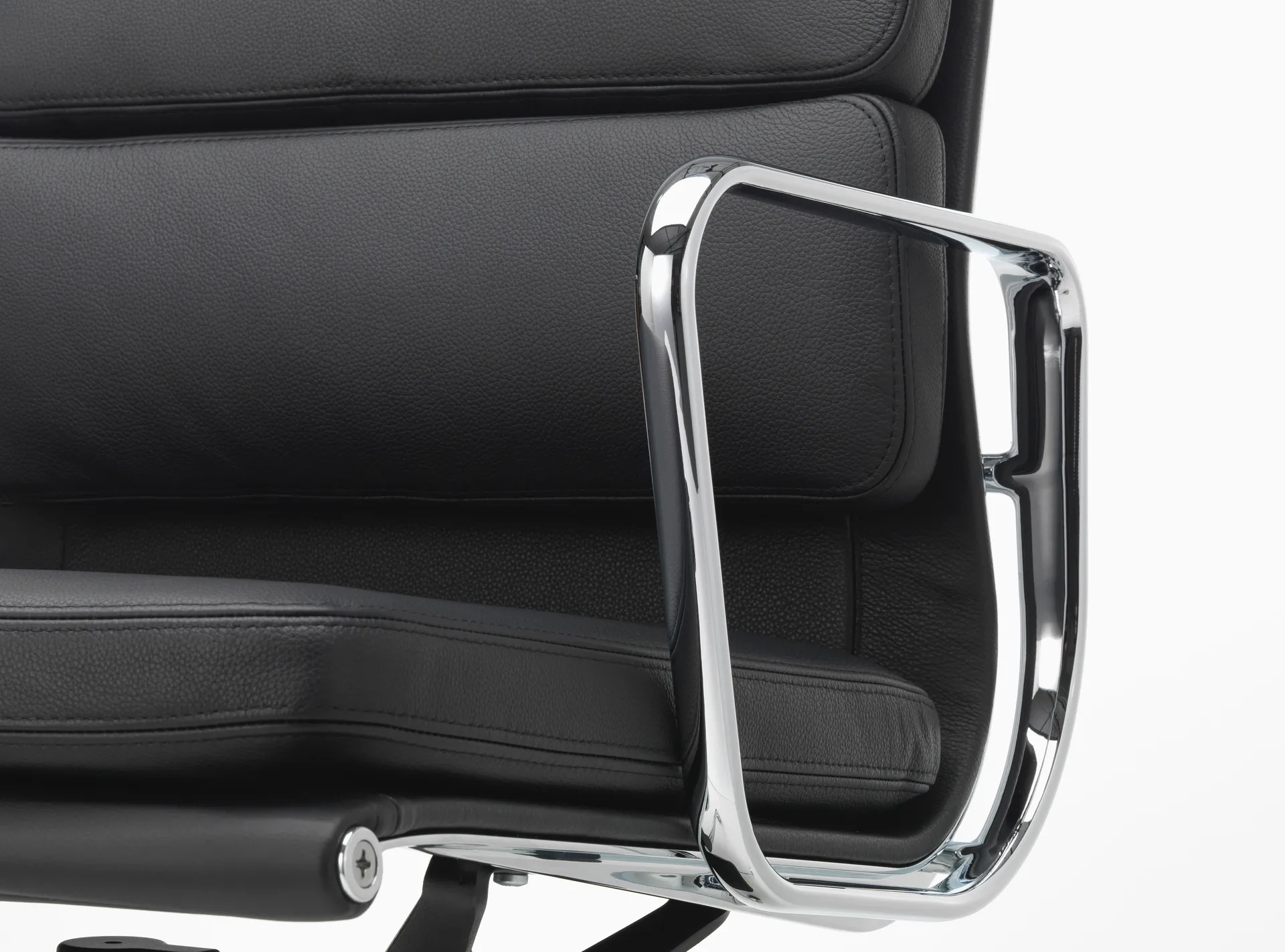 Soft Pad Chair EA 208 classic height polerat krom, Läder L50 Nero (filttassar) Vitra