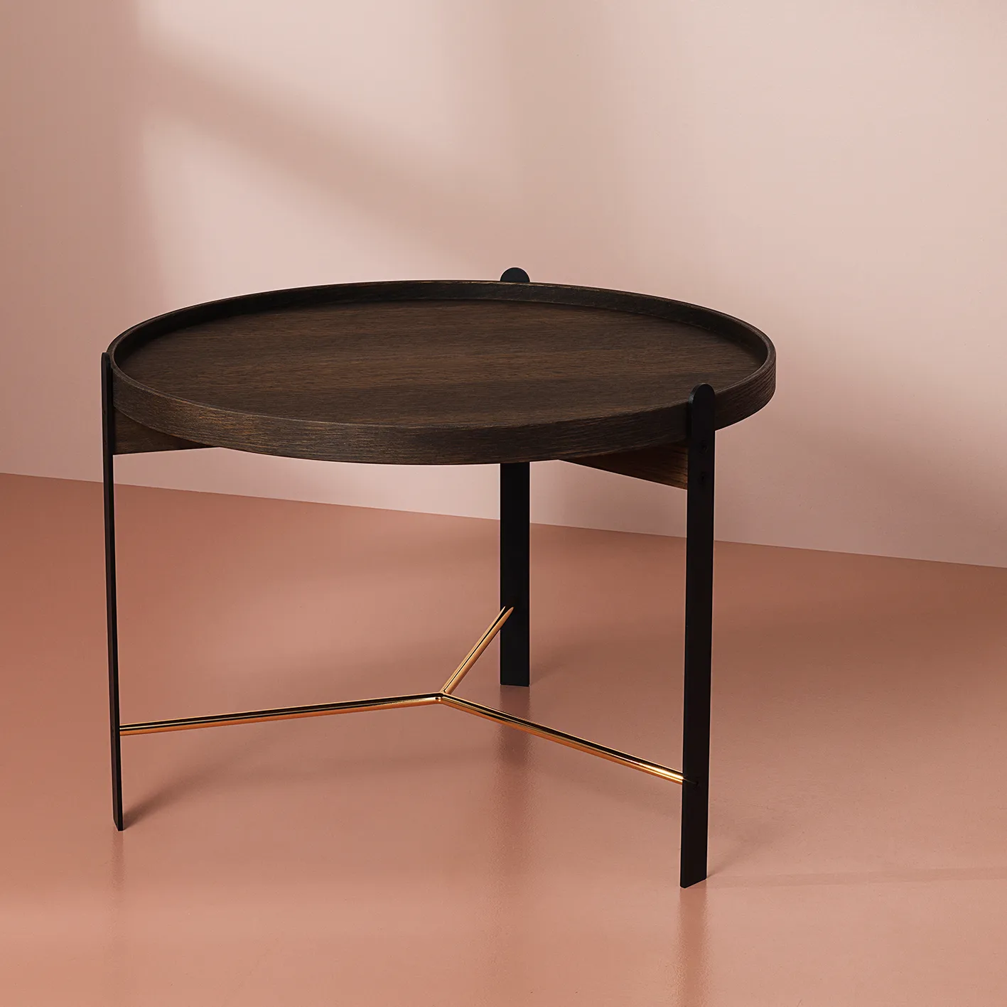 Compose soffbord Ø70 cm med mässingsunderrede, Smoked oak Warm Nordic