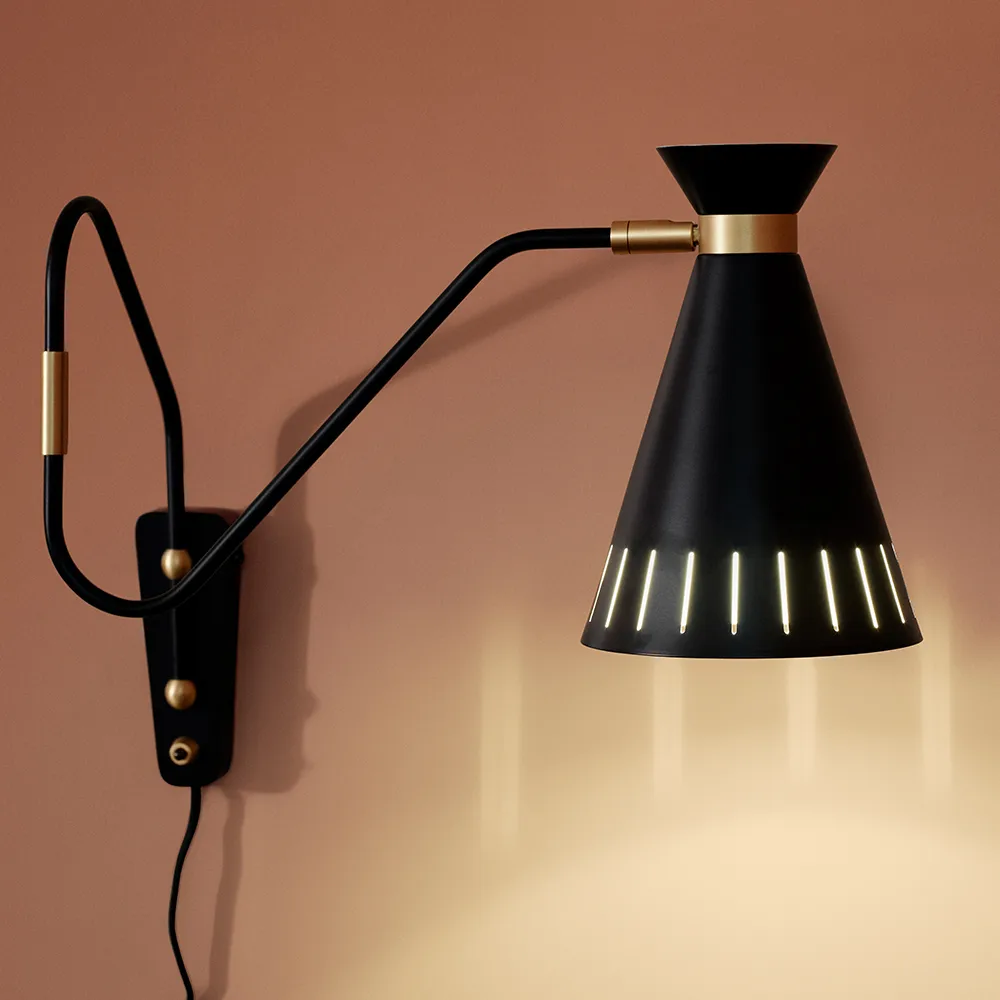 Cone vägglampa, warm white, mässingdetaljer Warm Nordic