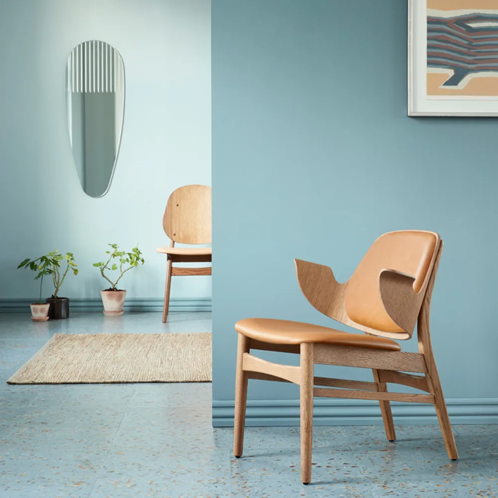 Gesture loungestol, läder silk 250 cognac, vitoljat ekstativ Warm Nordic