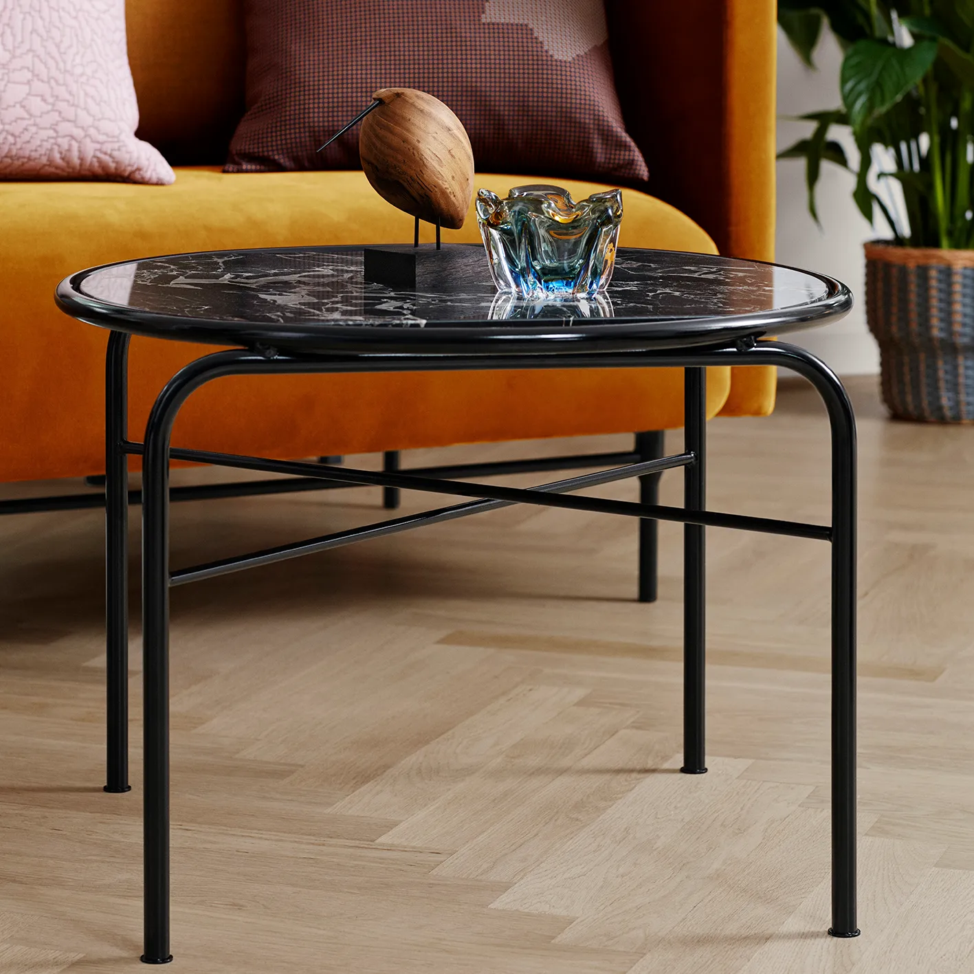 Secant soffbord marmor Ø60 cm, Black-gold Warm Nordic