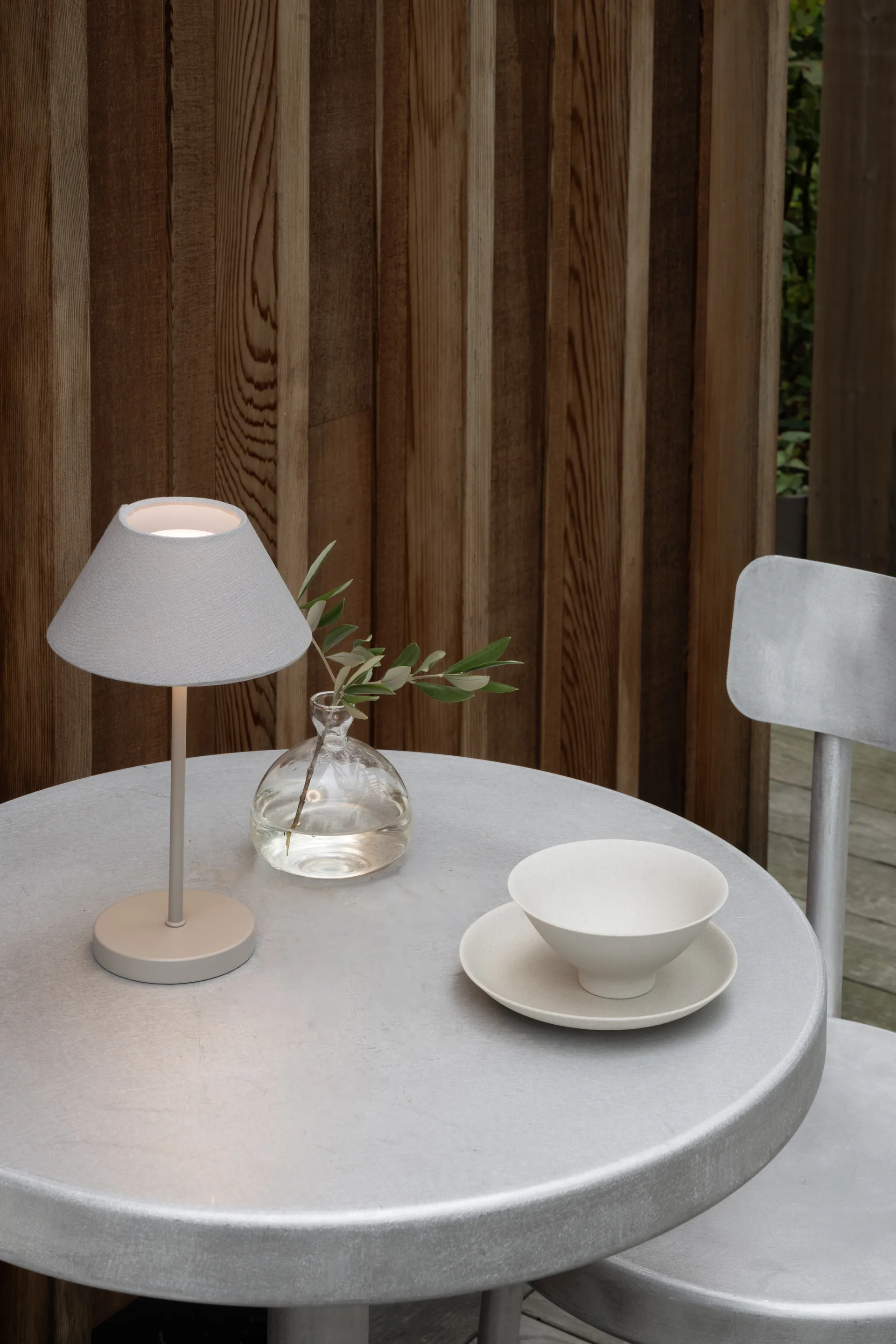 Teya bordslampa portabel, Warm grey, Ø15x26 cm Watt & Veke