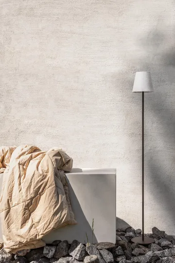 Tyra floor portable golvlampa Ø14 cm - Coffee - Watt & Veke