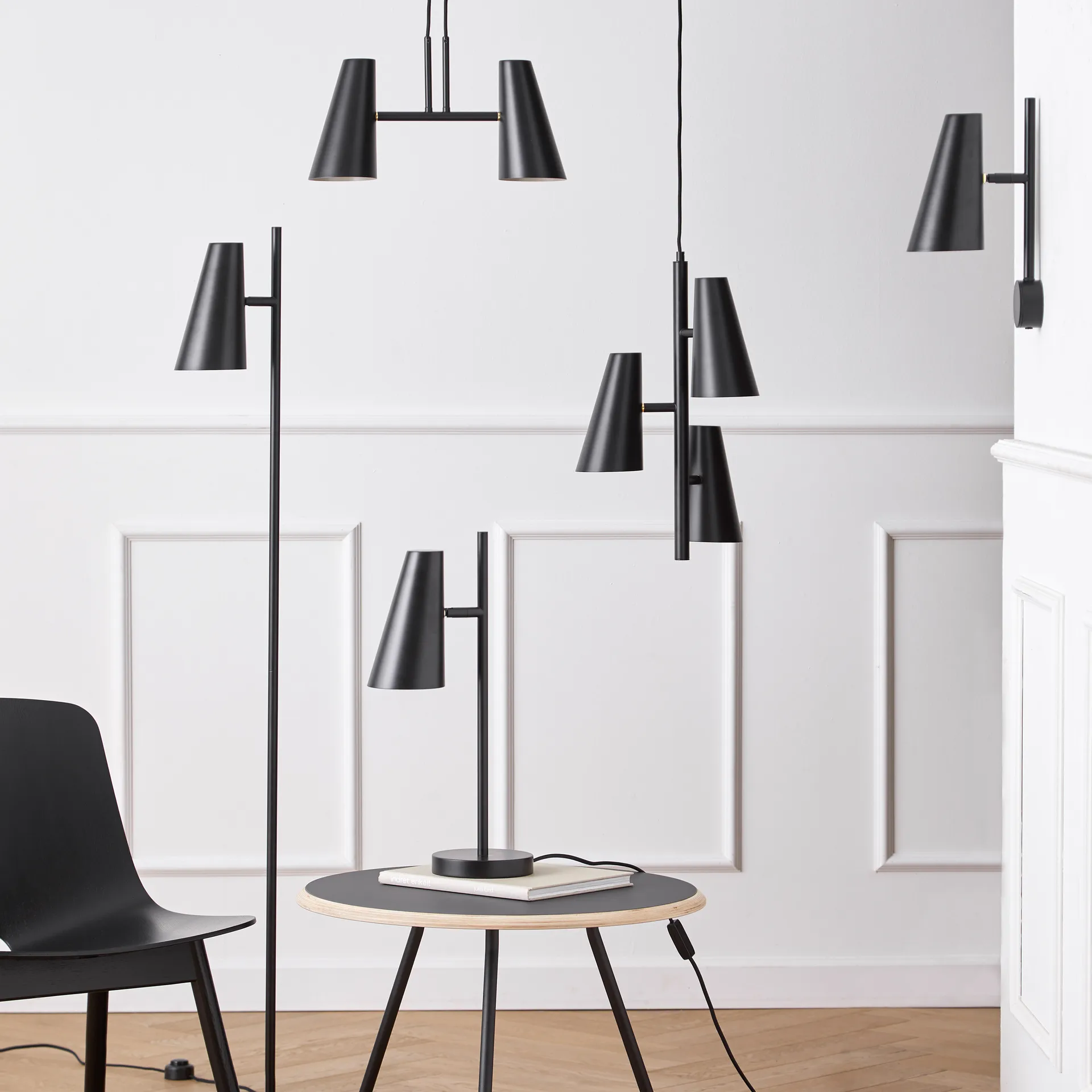 Cono vägglampa, Svart Woud