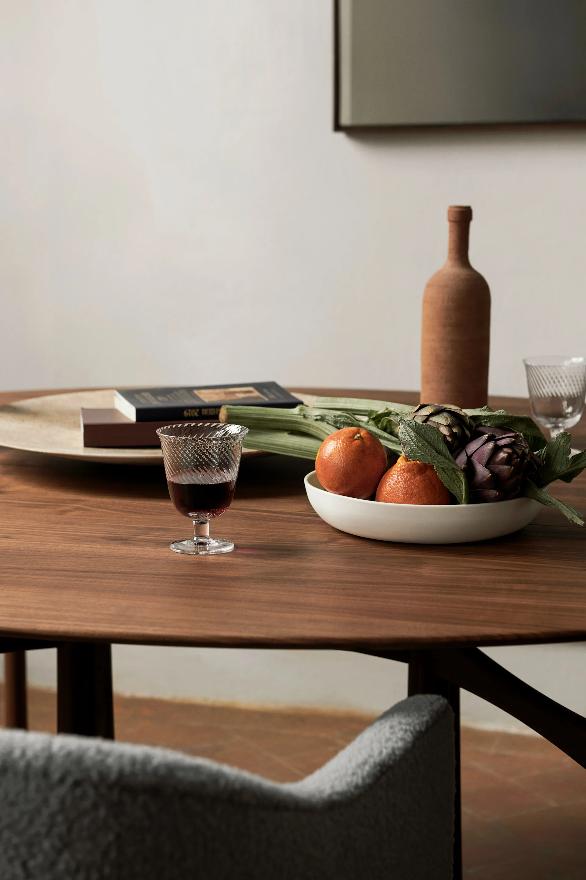 Drop Leaf är ett mångsidigt matbord i massiv valnöt som anpassar och smälter in i sin omgivning. Designduon Hvidt & Mølgaard formgav Drop Leaf redan år 1956 och det finns nu via &tradition.