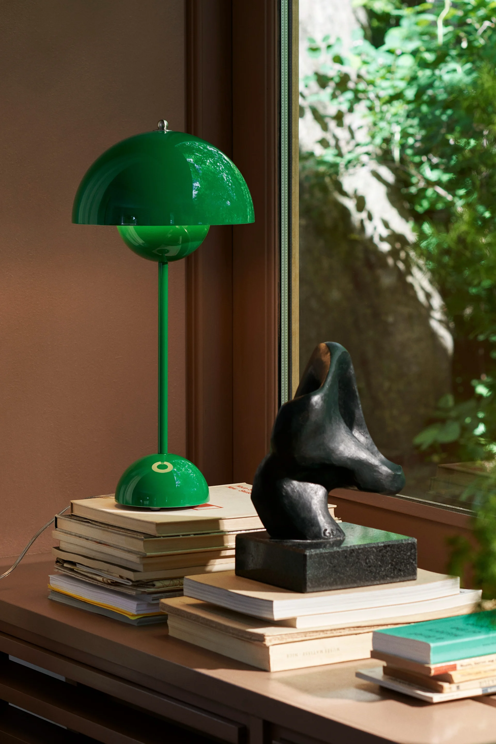 Inred med klassiska lampor i fönster, som exempelvis designlampan FlowerPot VP3 i färgen signal green från &Tradition.