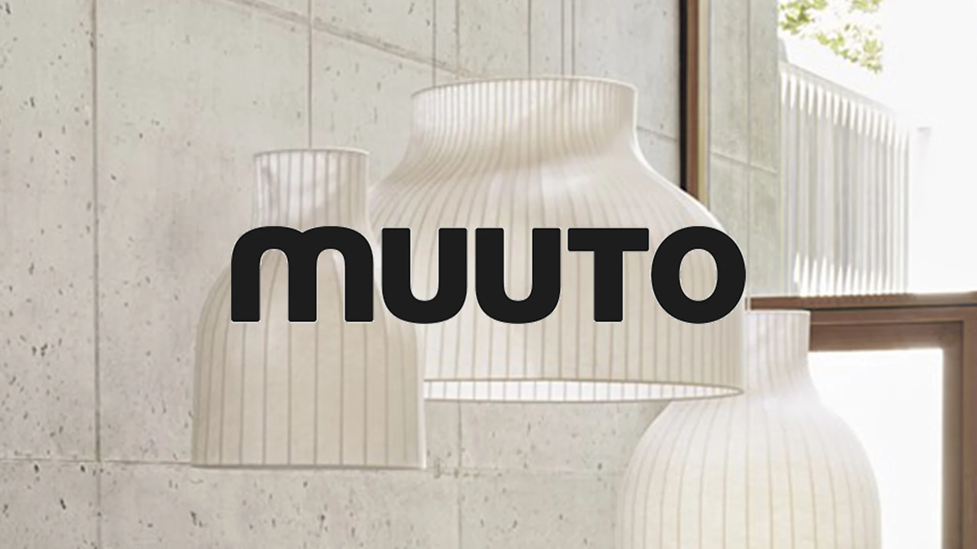 MUUTO-logotyp över tre ljusa pendellampor med vertikal textur mot en betongvägg.