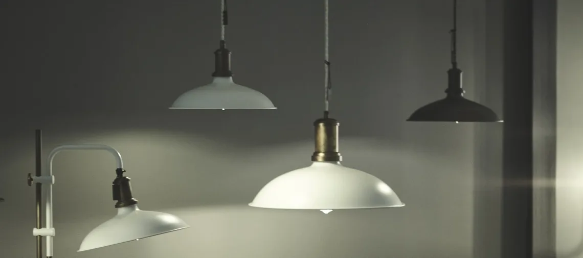 Fyra lampor i industristil, inklusive tre vita och mörka taklampor och en vit lampa på stativ.