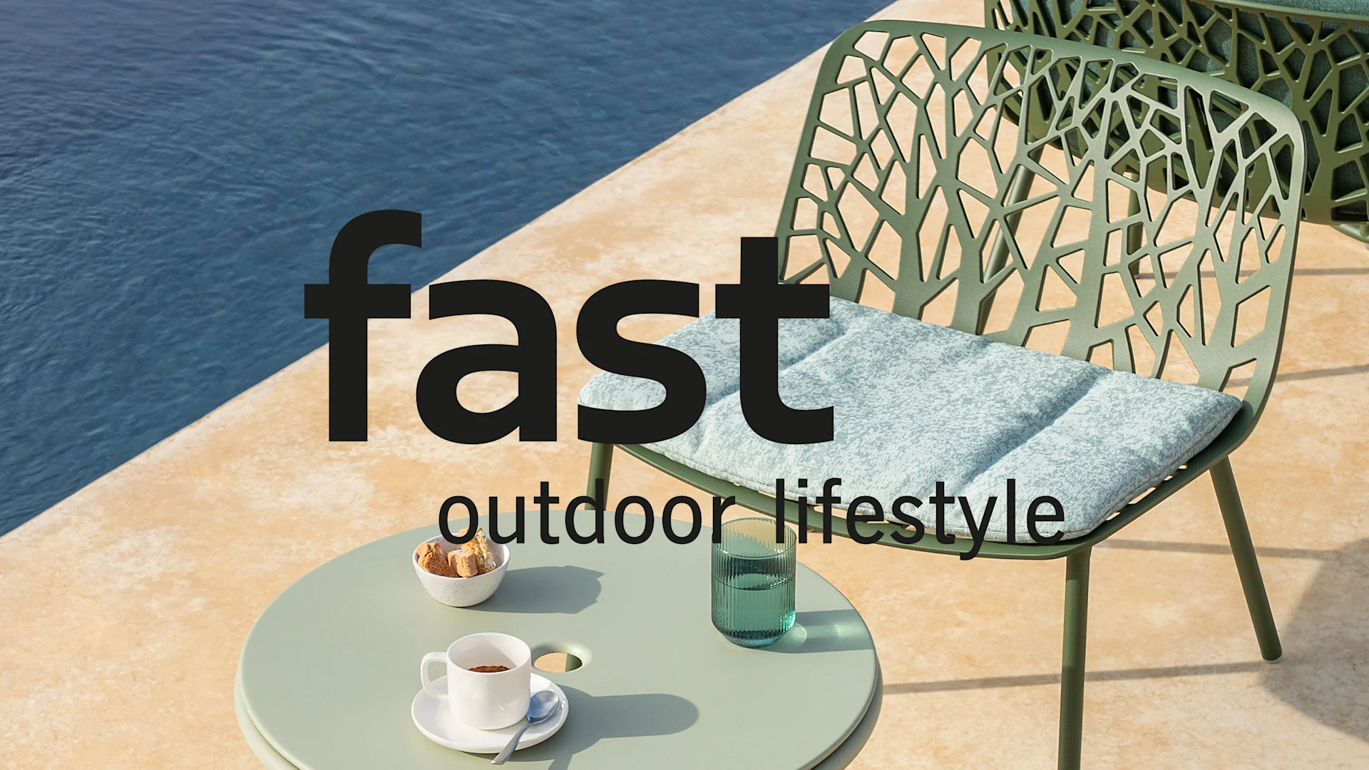 Fast outdoor lifestyle: Grön utestol och bord vid en pool med kaffe och snacks.