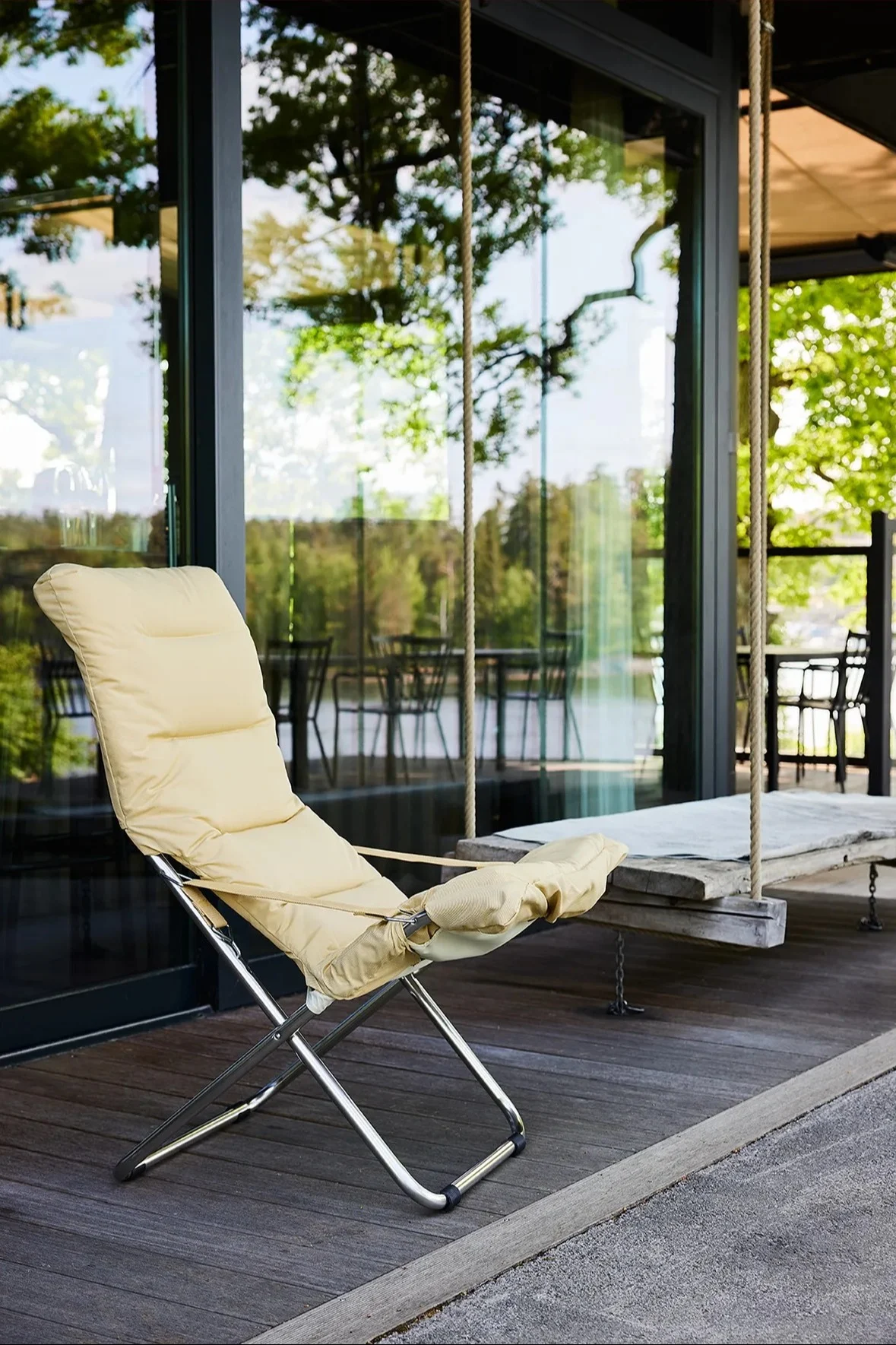 Småmöbler för en fin uteplats är exempelvis Fiesta Soft solstol i färgen dusty yellow från Fiam.
