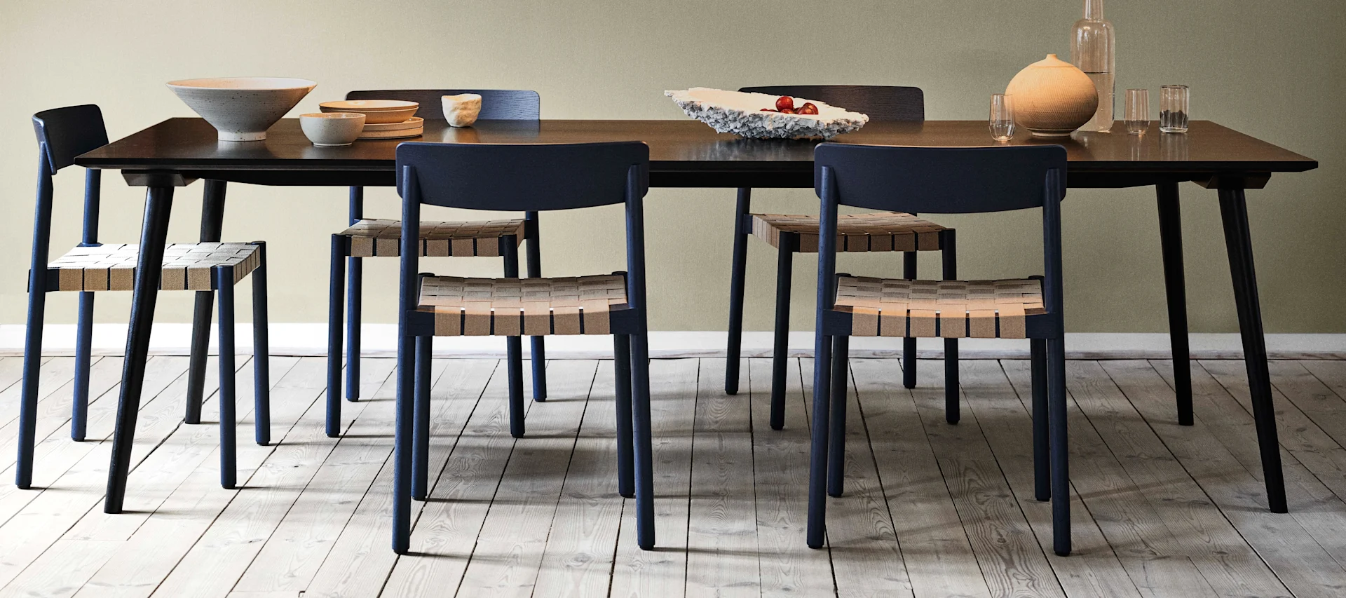 In Between SK6 matbord från &Trdaition är ett stort och rektangulärt matbord i valnöt - ett stilrent matbord perfekt för den som vill ha modern design och samtidigt plats för många.
