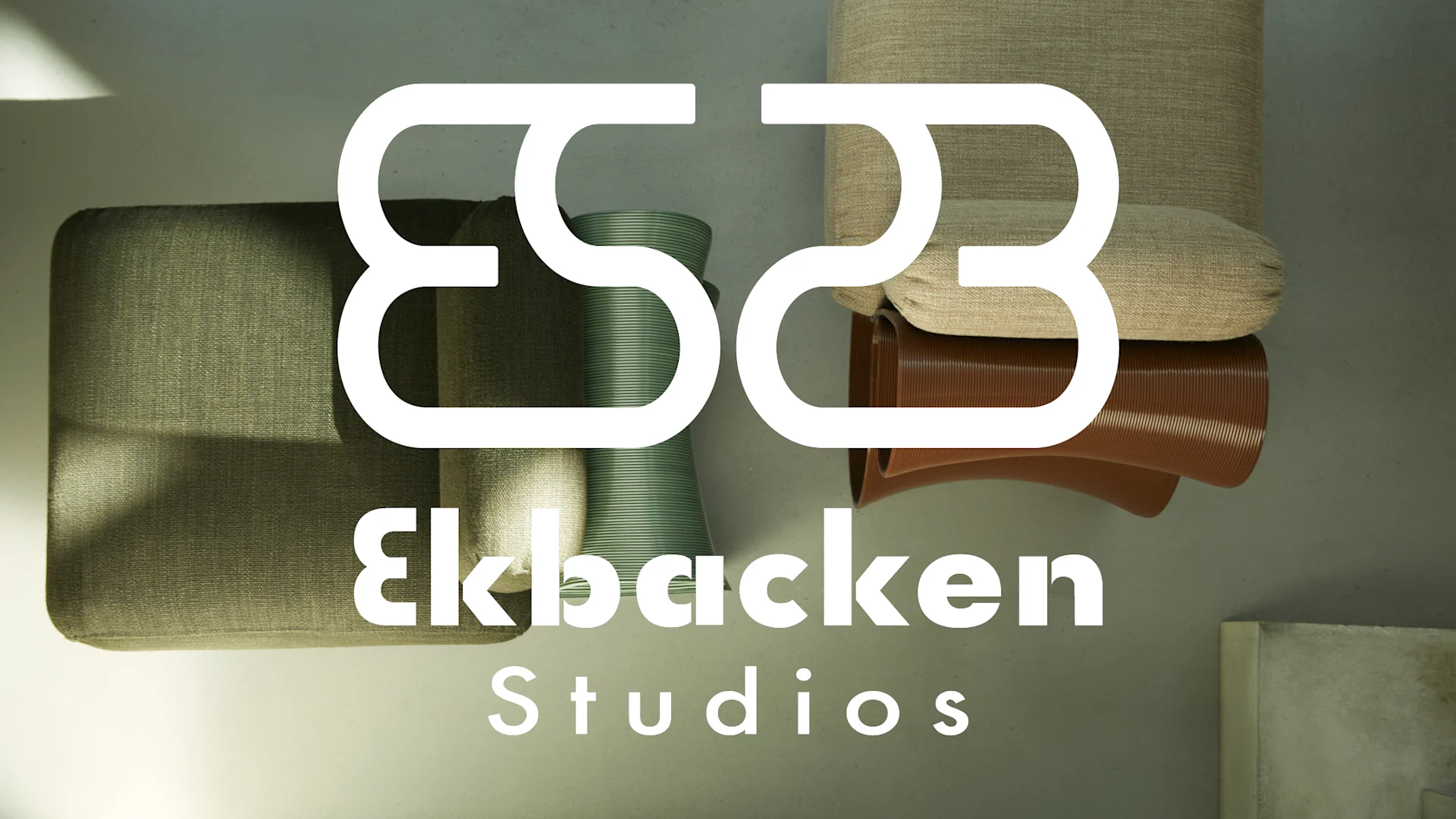 Översikt över två texturerade fåtöljer, en grön och en beige, och två räfflade vaser. Texten 'ESB Ekbacken Studios' överlagd.