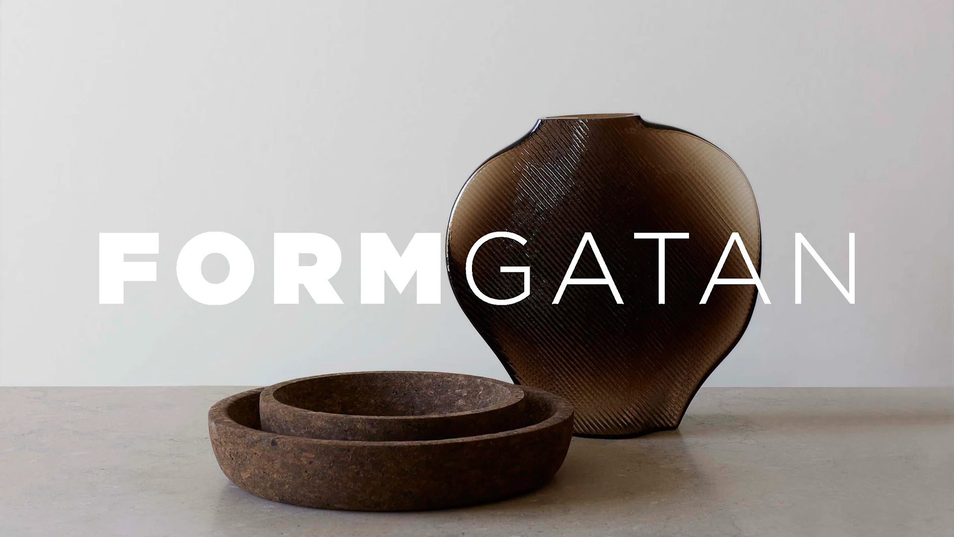 "FORMGATAN" text över en bild av en stor brun räfflad glasvas och två korkskålar.