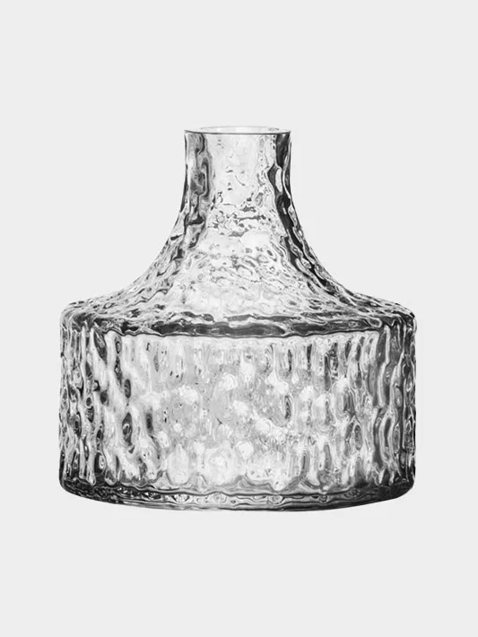 Texturerad glasvas med bred bas och smal hals.