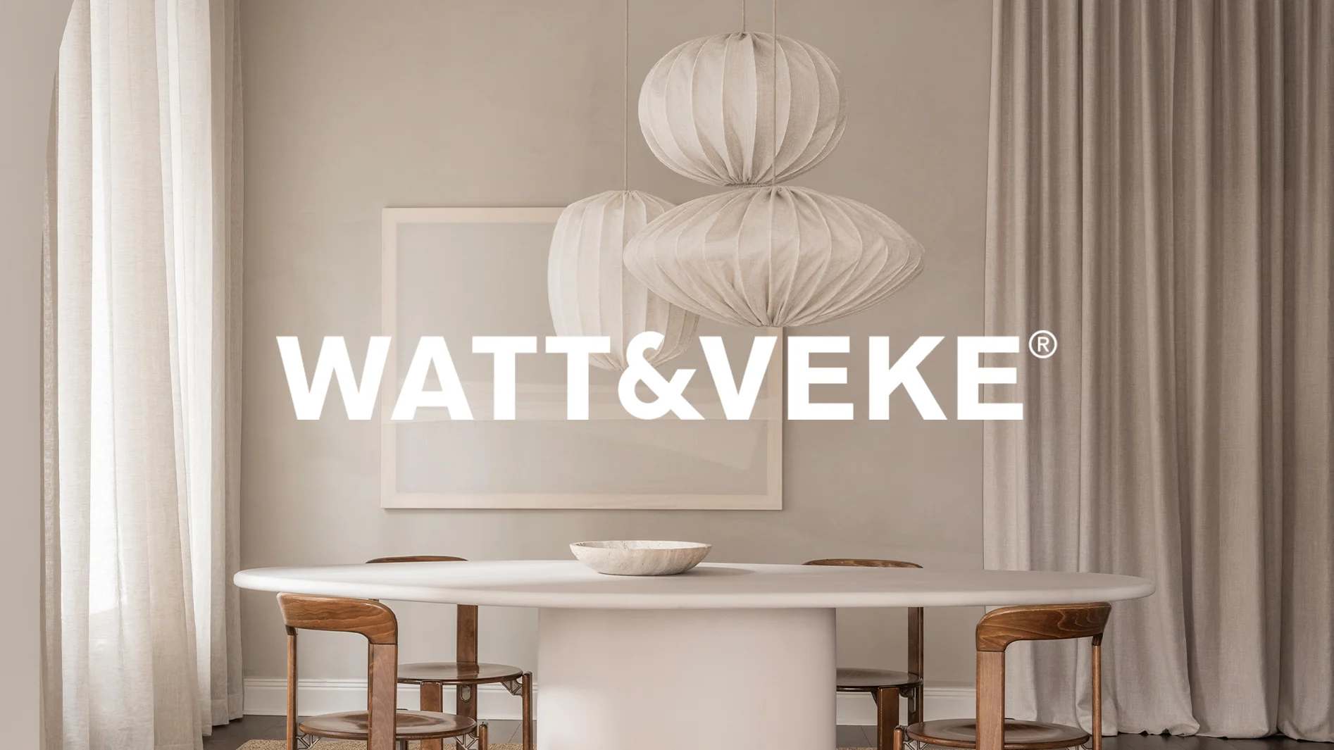 Matsal med ovalt vitt bord, tre trästolar och tre veckade taklampor. Ljusa, neutrala väggar och gardiner. WATT&VEKE.