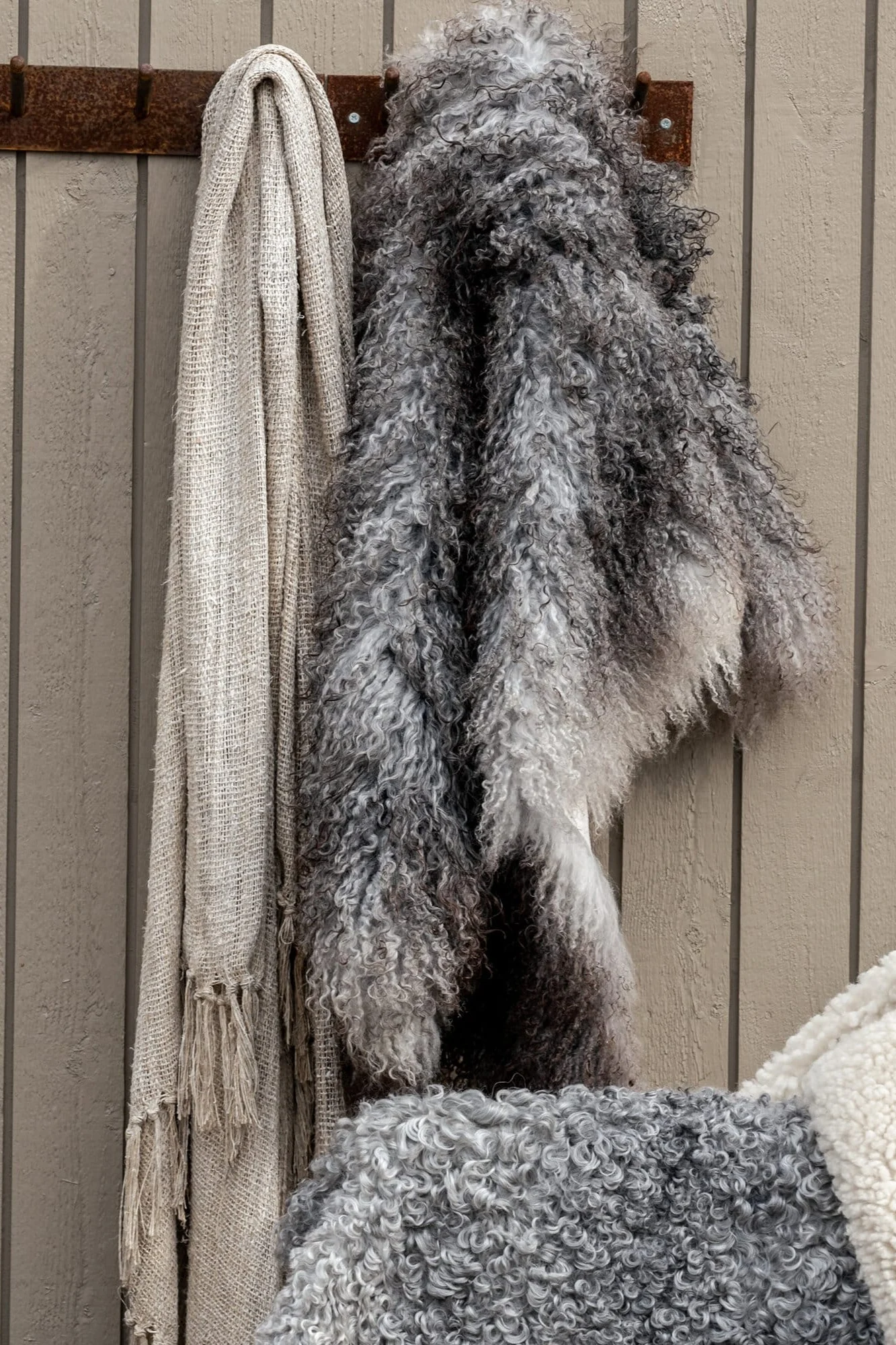 Så tvättar du ditt fårskinn och tar hand om det på bästa sätt, här hängande fårskinn i grått från Shepherd.