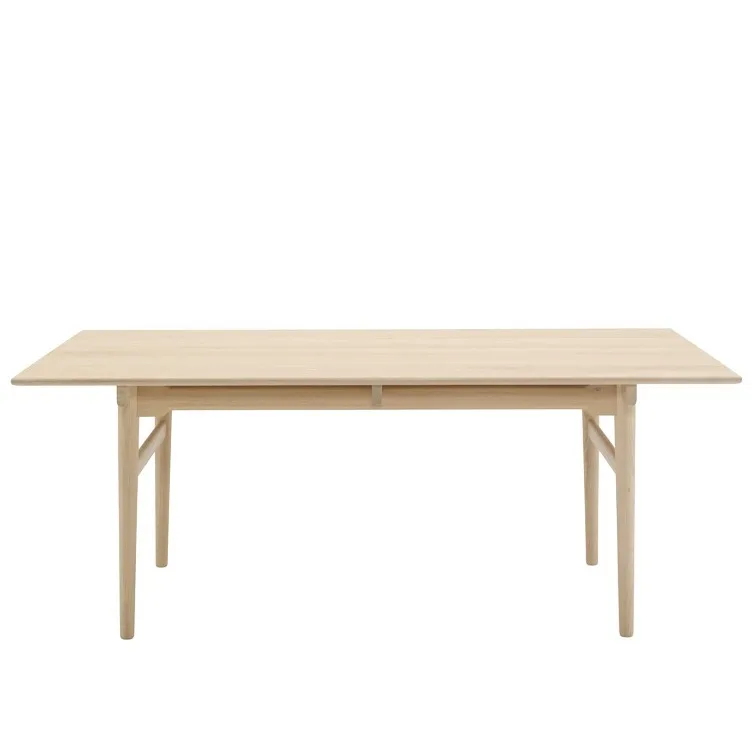 CH237 matbord från Carl Hansen & Søn  är ett bord som rymmer många och som är perfekt för dig som gärna bjuder på större middagar. Det klassiska träbordet har en tidlös design som kan leva vidare i generationer och åldras vackert med tiden.