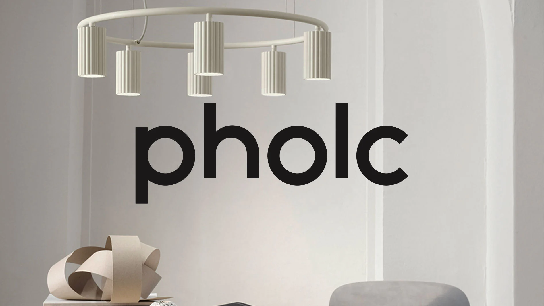 Vit, cirkulär taklampa med fem räfflade cylindriska lampor och Pholc-logotypen i svart text.