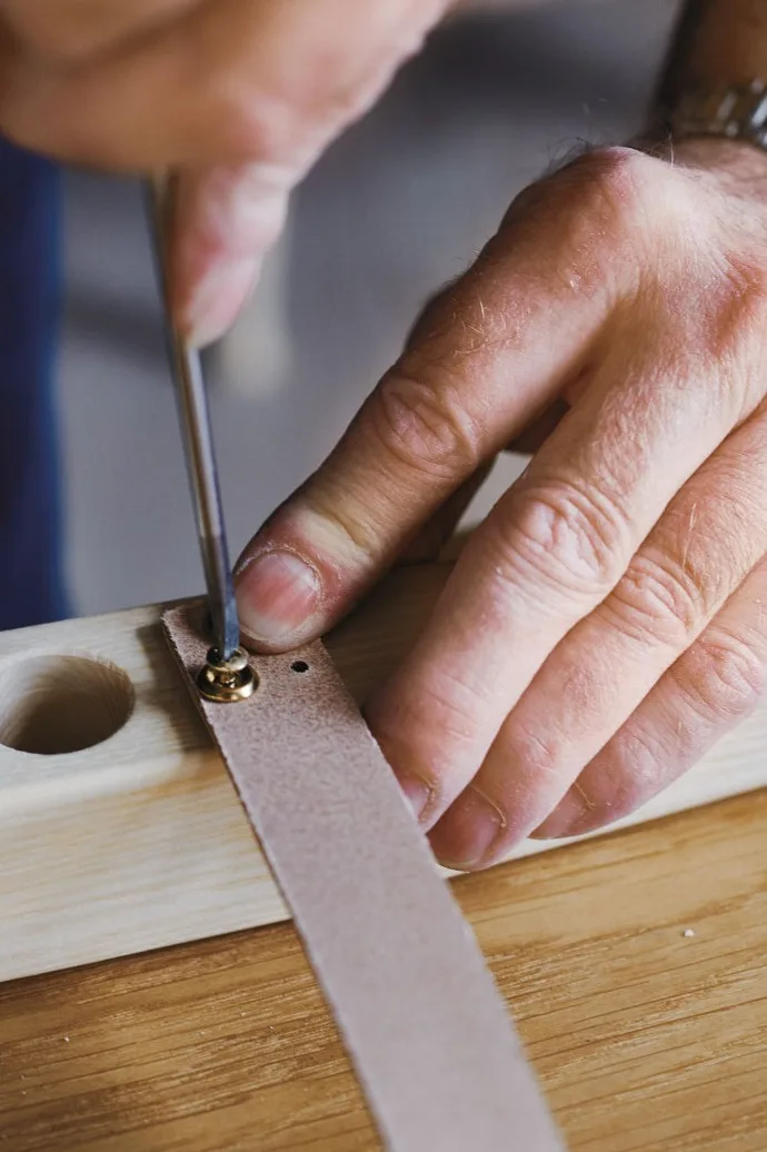 Tillverkning för hand av en Y-stol, CH24, från Hans J Wegner & Son.