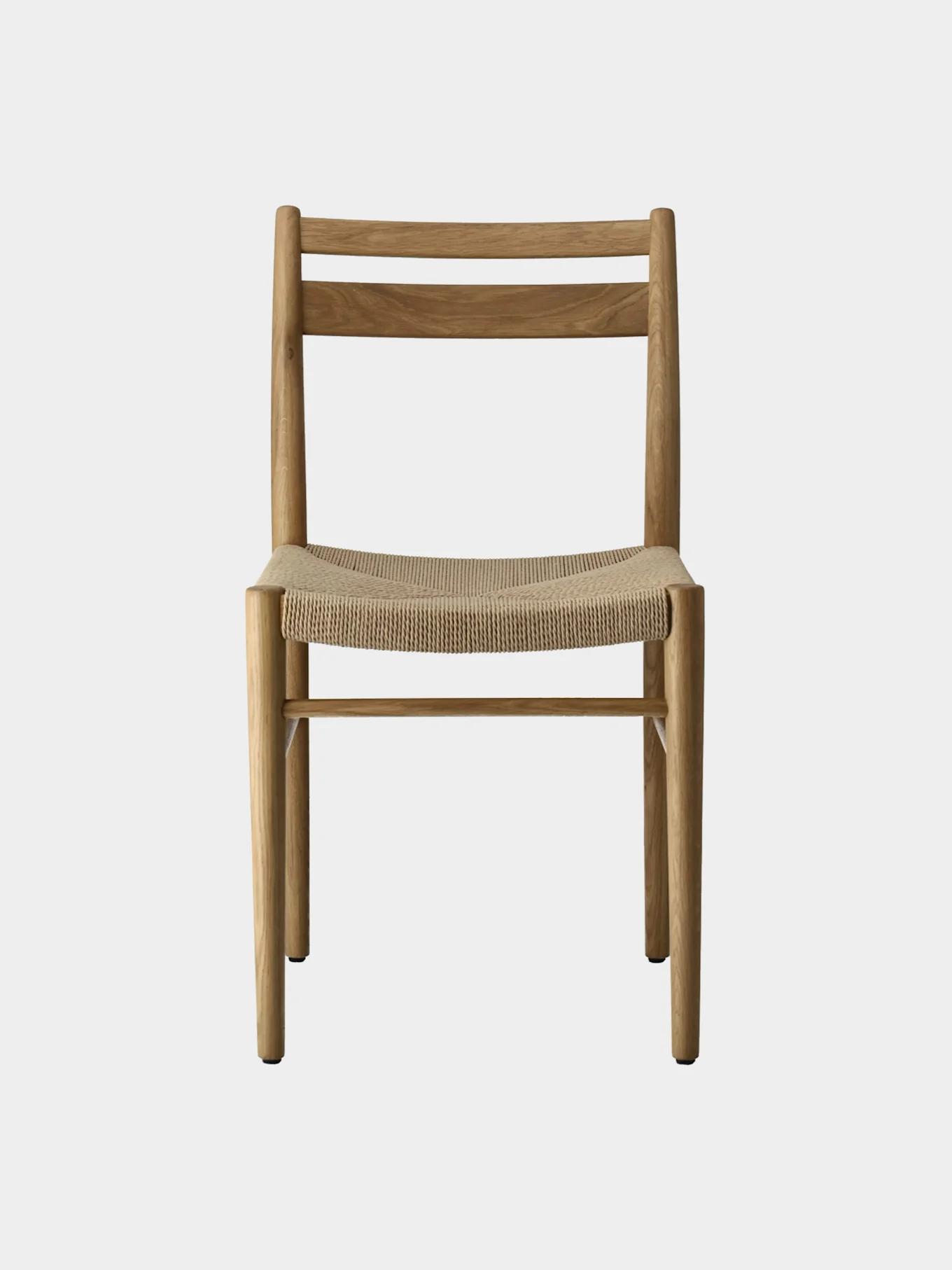 En ljusbrun trästol med en vävd ljus sittdel och ett enkelt ryggstöd med två horisontella ribbor.