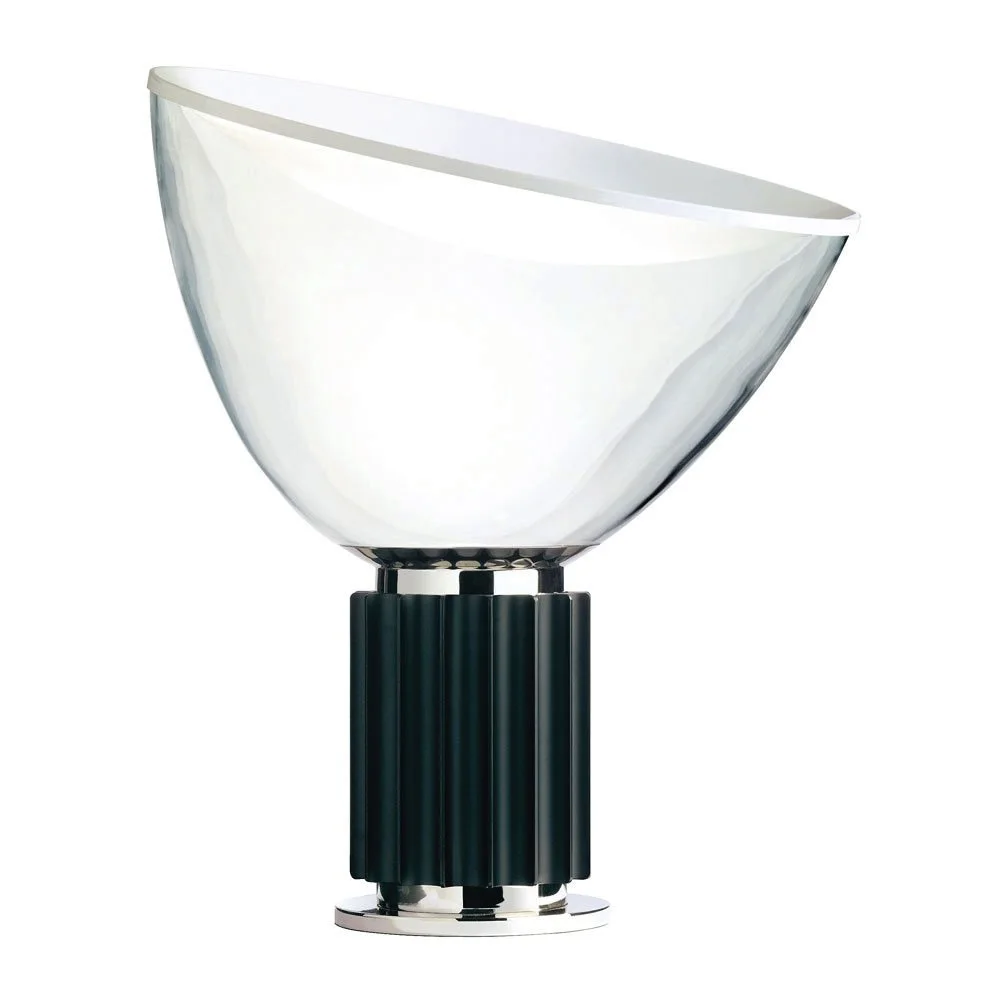 Bordslampa med klar, vinklad glasskärm och en mörk, räfflad cylindrisk bas med silverdetaljer.