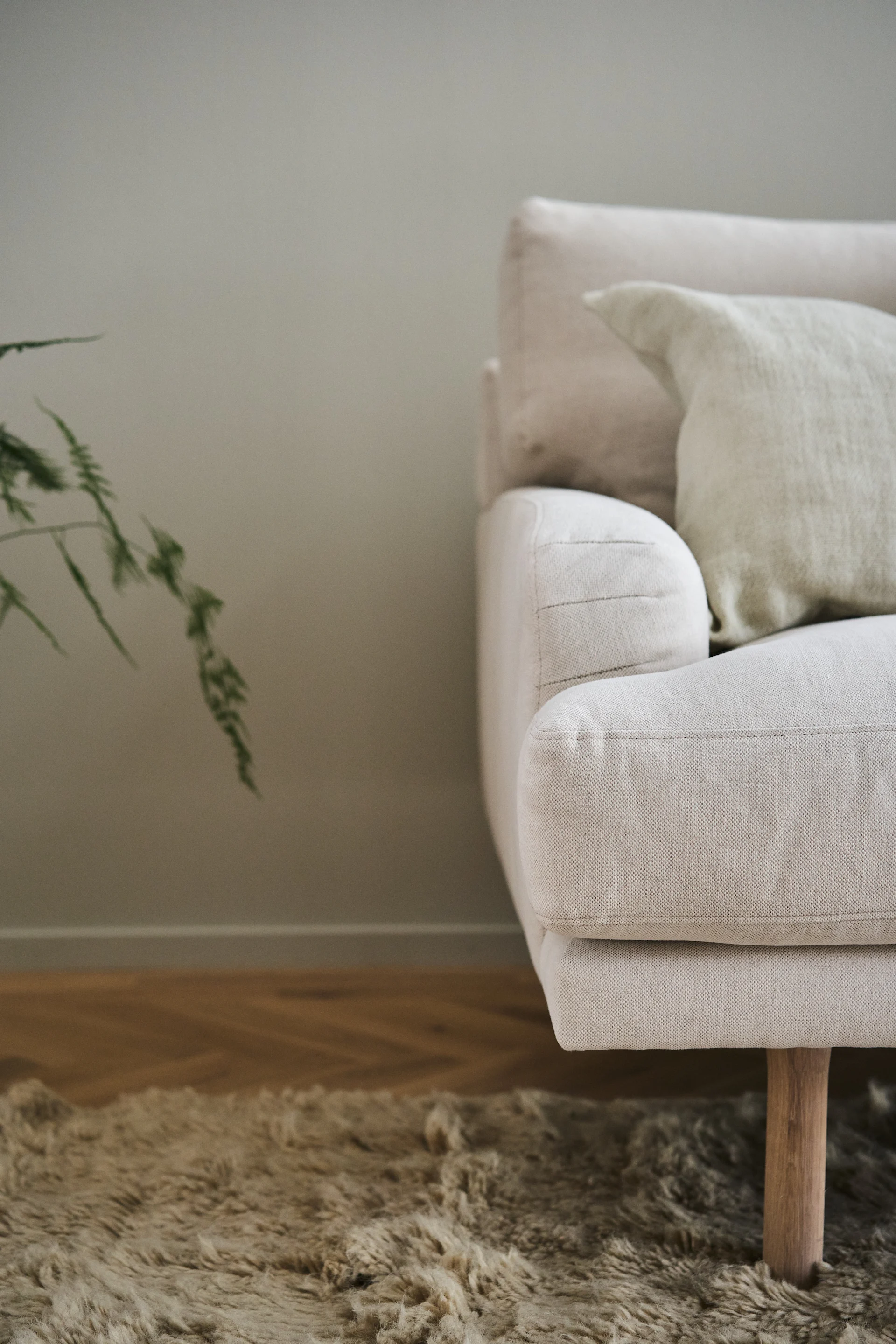 Lidnäs 3-sits-soffa från 1898 i färgen beige. En klassisk soffa i tyg som har en tidlös design med hög komfort.