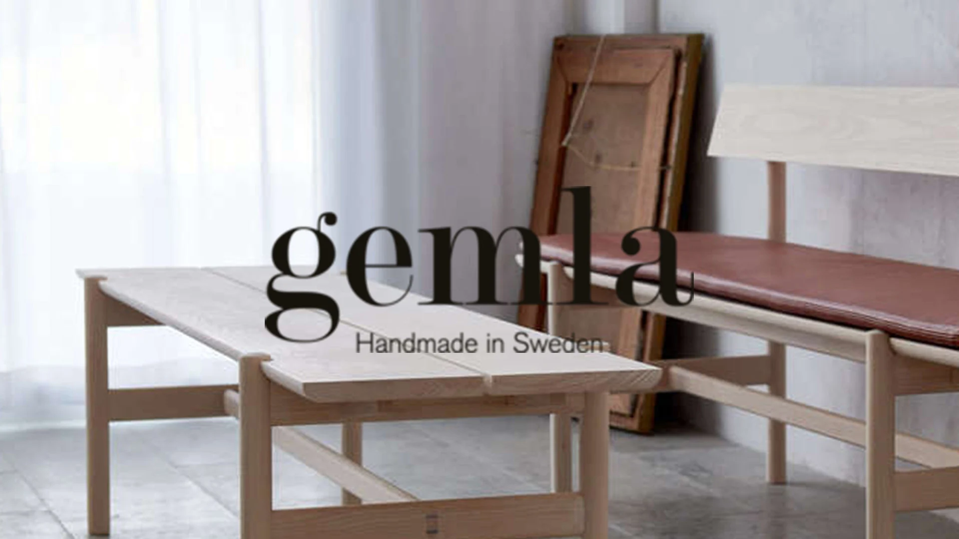 En ljus träbänk med brunt läderklädsel och ett matchande lågt soffbord i trä. Logotypen 'gemla Handmade in Sweden' ligger över bilden.